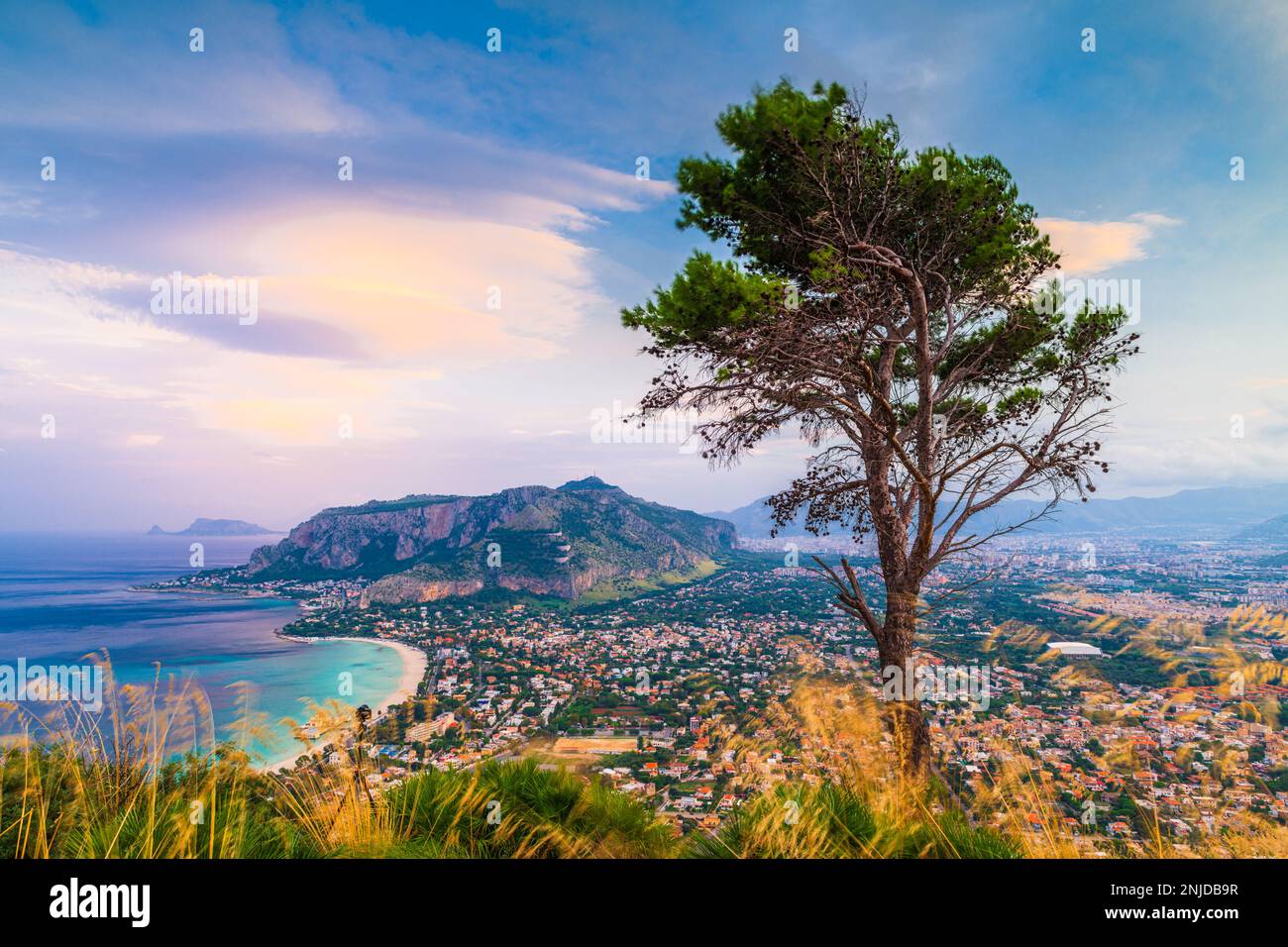 Palerme, Sicile, Italie dans le quartier de Mondello au crépuscule. Banque D'Images