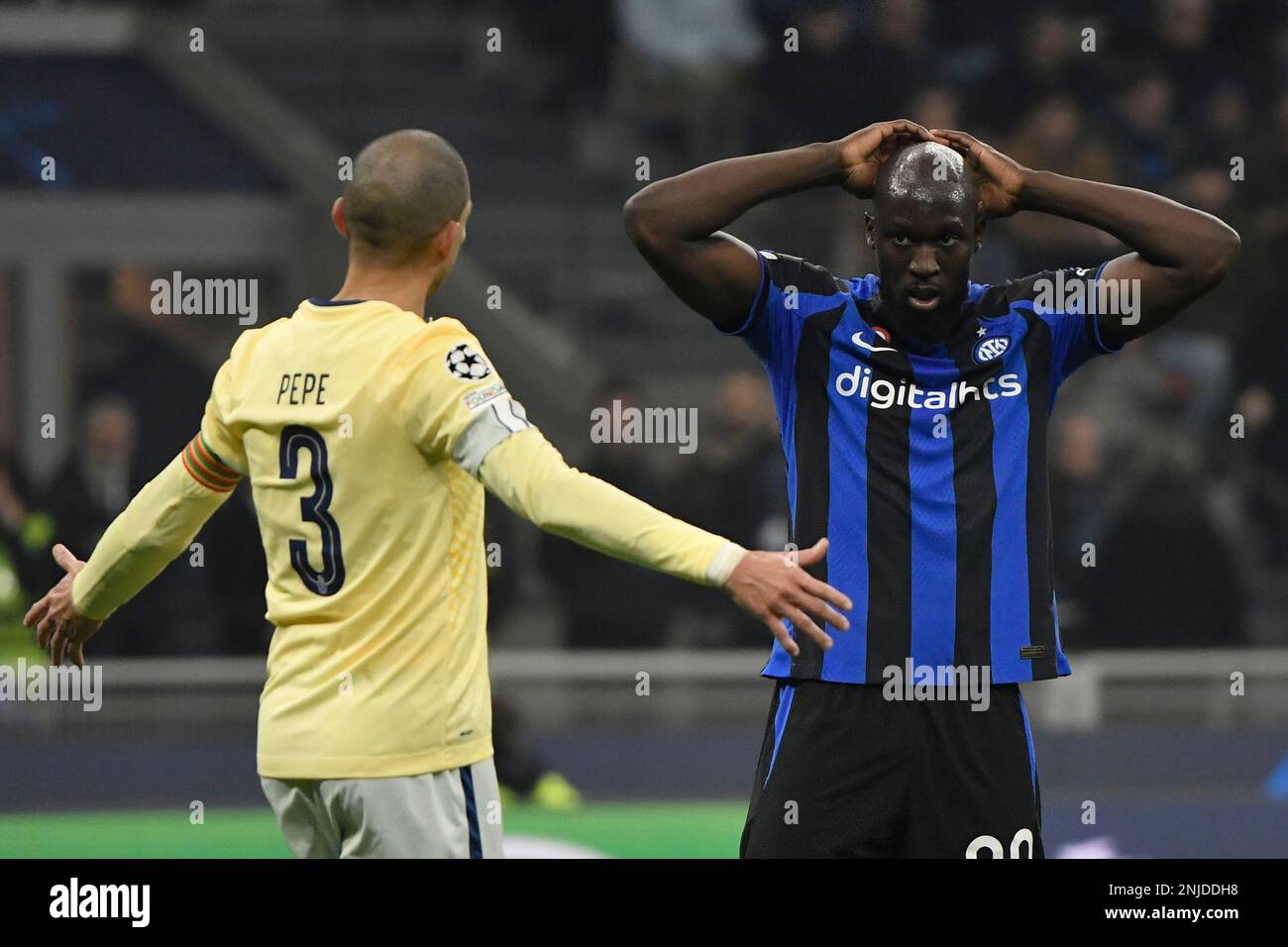 Milan, Italie. 22nd févr. 2023. Kepler Laveran Lima Ferreira alias Pepe du FC Porto et Romelu Lukaku du FC Internazionale lors du match de football de la Ligue des champions entre le FC Internazionale et le FC Porto au stade San Siro de Milan (Italie), 22 février 2023. Photo Andrea Staccioli/Insidefoto crédit: Insidefoto di andrea staccioli/Alamy Live News Banque D'Images