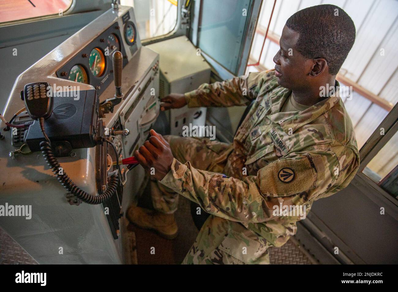 ÉTATS-UNIS Groupe de réserve de l'armée 1st classe Jonathan L. Sims, conseiller ferroviaire principal du Centre de chemin de fer expéditionnaire (CER) de 757th, fait la démonstration de contrôles de freins pneumatiques dans une locomotive de la base conjointe Langley-Eustis, en Virginie, en 6 août 2022. Sims, originaire de Floride, a commencé sa carrière ferroviaire comme réparateur de matériel ferroviaire et est maintenant un mécanicien. Banque D'Images