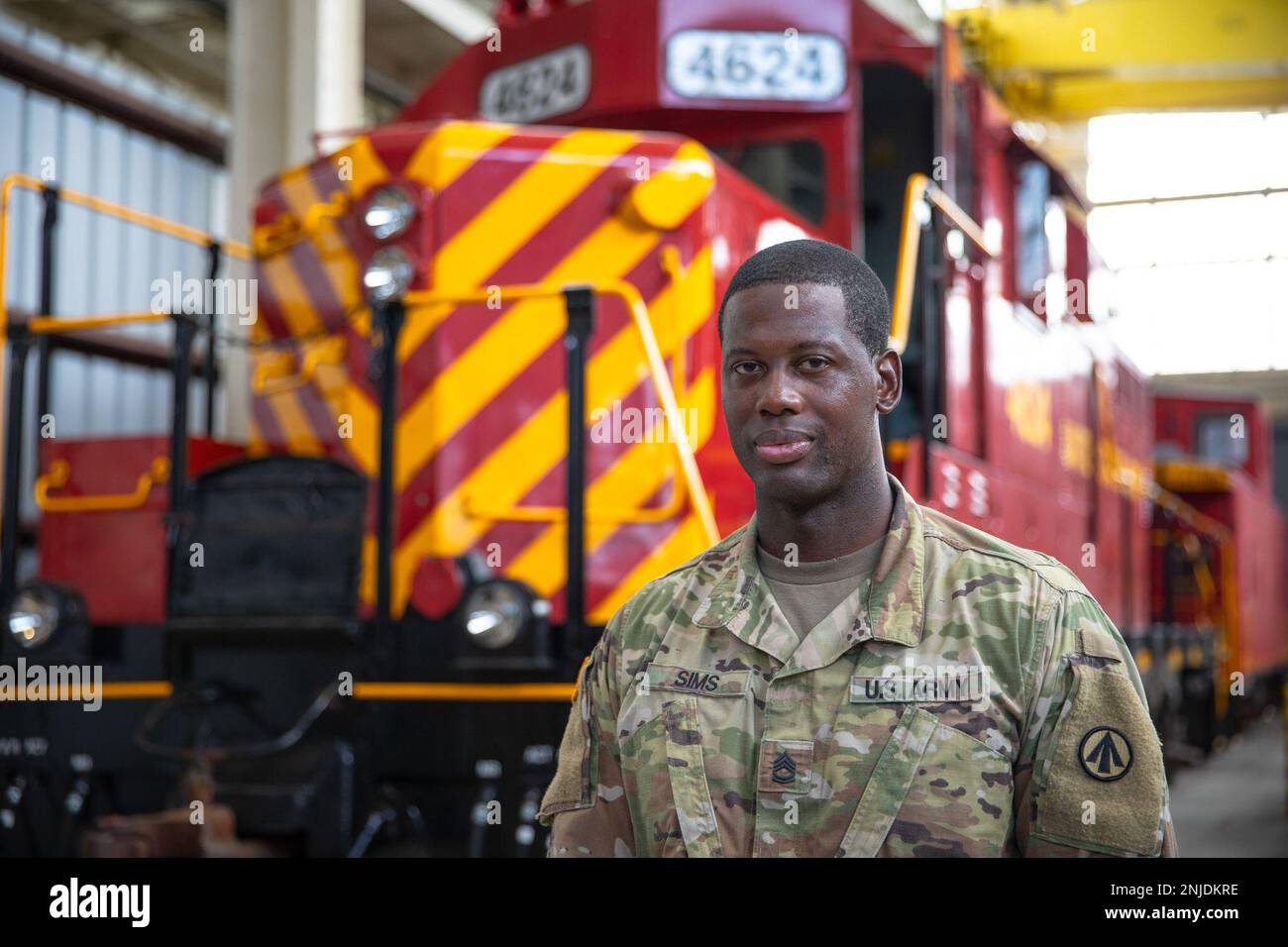 ÉTATS-UNIS Groupe de réserve de l'armée 1st classe Jonathan L. Sims, conseiller ferroviaire principal du Centre de chemin de fer expéditionnaire (CER) de 757th, pose un portrait à la base conjointe Langley-Eustis, Virginie, 6 août 2022. Sims, originaire de la Floride, travaille dans la réserve de l'Armée de terre depuis 14 ans avec le CER et travaille aussi comme mécanicien civil. Banque D'Images
