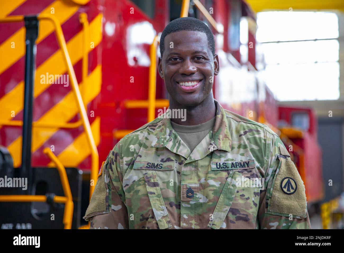 ÉTATS-UNIS Groupe de réserve de l'armée 1st classe Jonathan L. Sims, conseiller ferroviaire principal du Centre de chemin de fer expéditionnaire (CER) de 757th, pose un portrait à la base conjointe Langley-Eustis, Virginie, 6 août 2022. Sims, originaire de la Floride, travaille dans la réserve de l'Armée de terre depuis 14 ans avec le CER et travaille aussi comme mécanicien civil. Banque D'Images