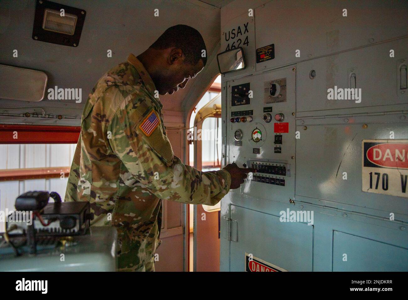 ÉTATS-UNIS Le Sgt. 1st classe de la Réserve de l'armée Jonathan L. Sims, conseiller ferroviaire principal du Centre du chemin de fer expéditionnaire (CER) de 757th, présente les procédures de démarrage des locomotives à la base conjointe Langley-Eustis, en Virginie, en 6 août 2022. Sims, originaire de Floride, a commencé sa carrière ferroviaire comme réparateur de matériel ferroviaire et est maintenant un mécanicien. Banque D'Images
