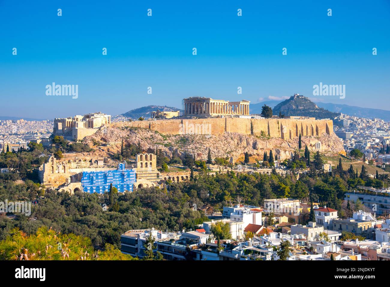 Avec l'Acropole et le Parthénon théâtre Herodion. Vue depuis la colline de Philopappou, Athènes, Grèce. Banque D'Images