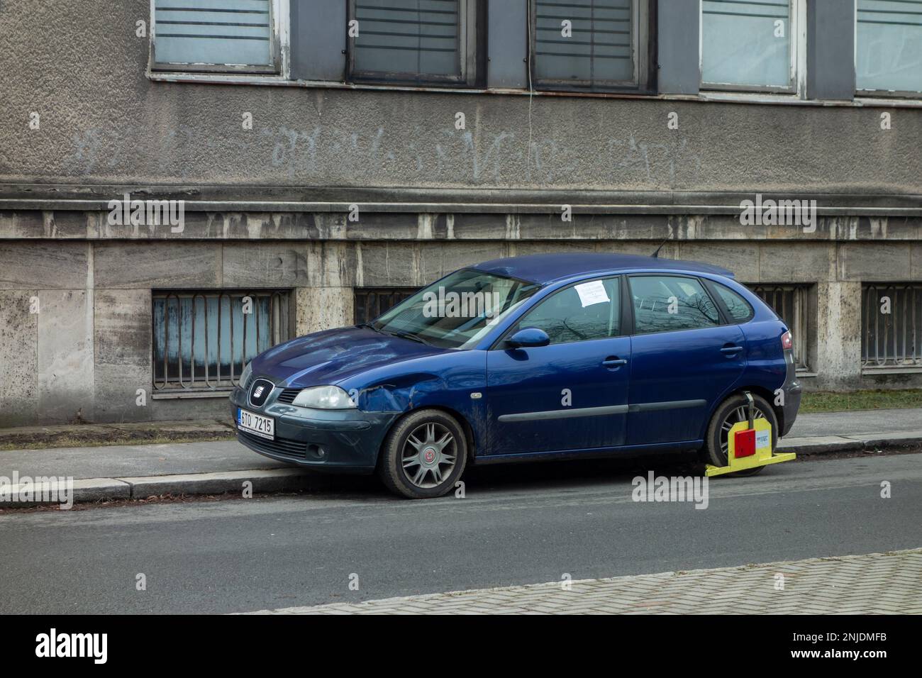 OSTRAVA, RÉPUBLIQUE TCHÈQUE - 20 FÉVRIER 2023 : véhicule Ibiza avec siège endommagé stationné sur une chaussée avec une fixation de roue Banque D'Images