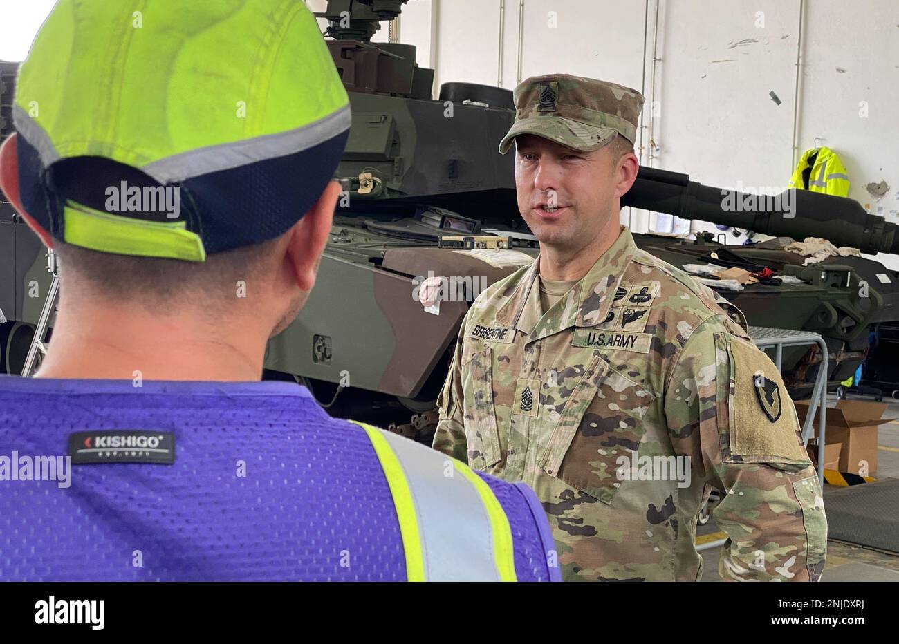 Le sergent de commandement Terrell Brisentine, le nouveau sergent-major de commandement de la Brigade de soutien sur le terrain de l’Armée de terre de 405th, parle avec un spécialiste de l’entretien du site d’exploitation des stocks-2 de l’Armée de Coleman, à Mannheim, en Allemagne, en août 5. Brisentine et le commandant de l’AFSB de 405th, le colonel Crystal Hills, ont effectué une visite du site de l’APS-2 à Coleman et ont reçu un briefing sur les opérations du Bataillon de soutien de l’Armée de terre de Mannheim afin de mieux comprendre les missions actuelles du bataillon et la transition future aux opérations de soutien de l’APS-2 en Pologne. Banque D'Images