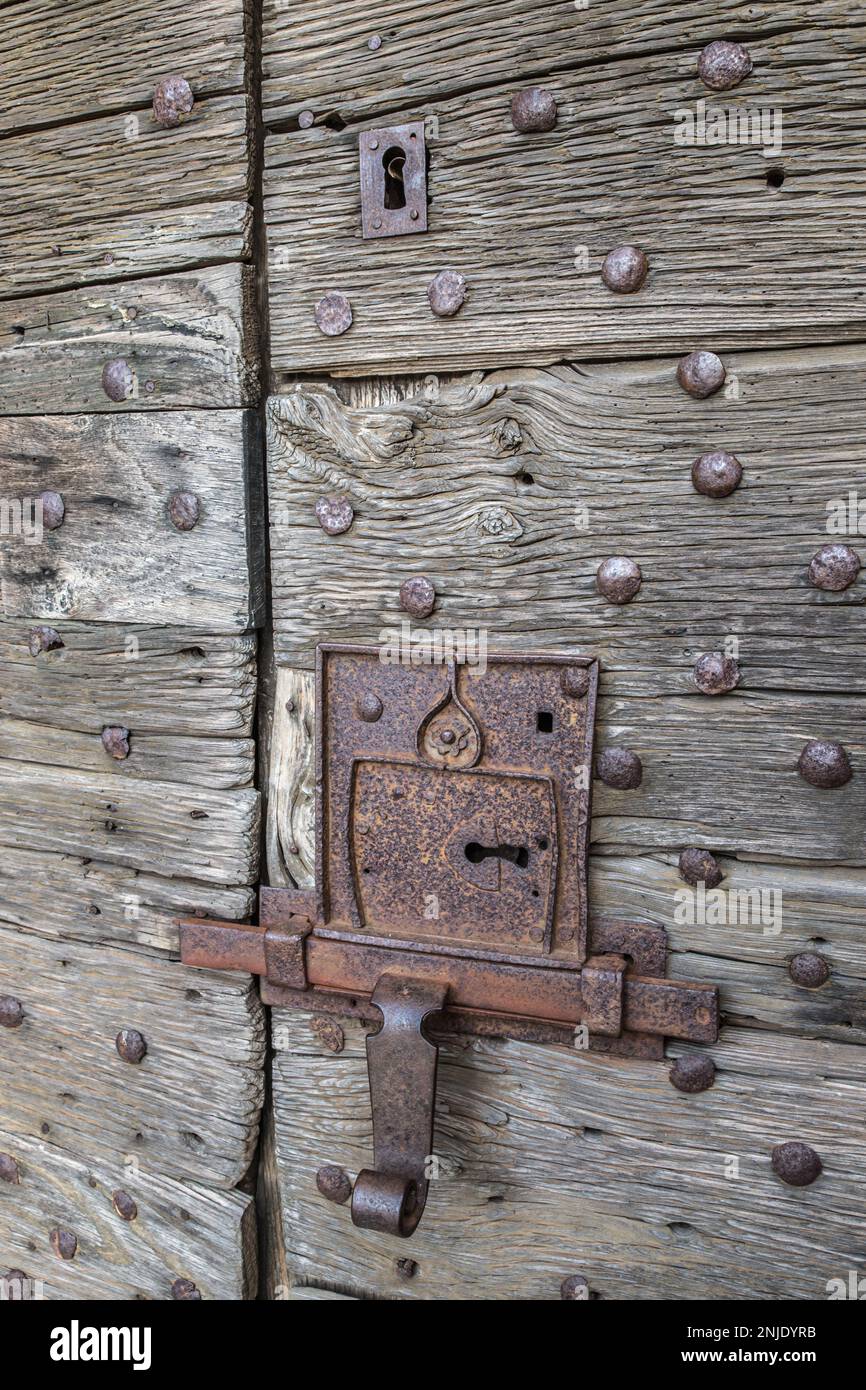 Église Saint-Cyr-Sainte-Julitte - porte pitoresque en bois avec sa serres Banque D'Images