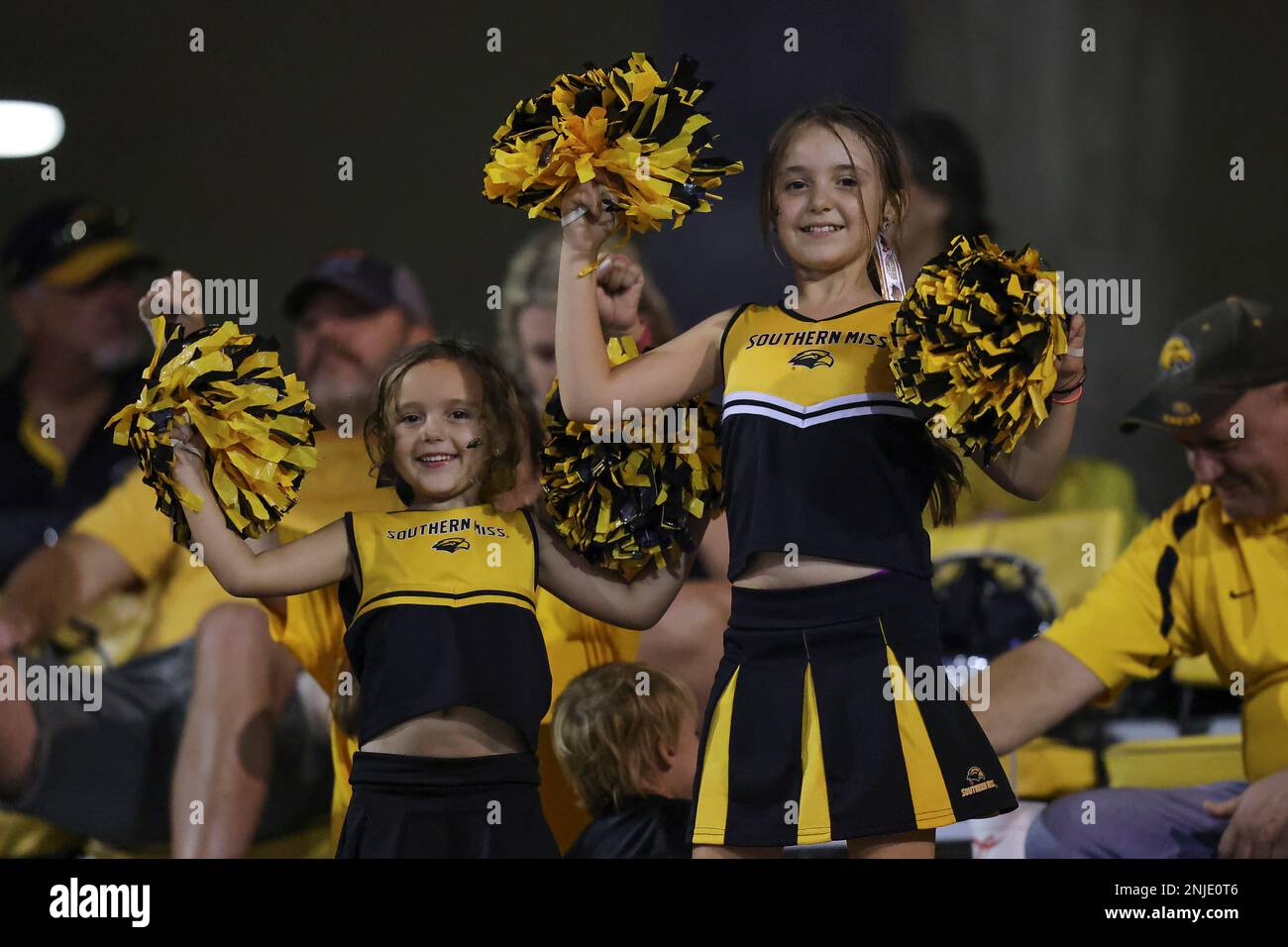 HATTIESBURG, MS - SEPTEMBER 03: Two young Southern Miss fans cheer from the stands during a college football game between the Liberty Flames and the Southern Miss Golden Eagles on Saturday, September 3, at M.M. Roberts Stadium, Hattiesburg, Mississippi. (Photo by Bobby McDuffie/Icon Sportswire) (Icon Sportswire via AP Images) Banque D'Images