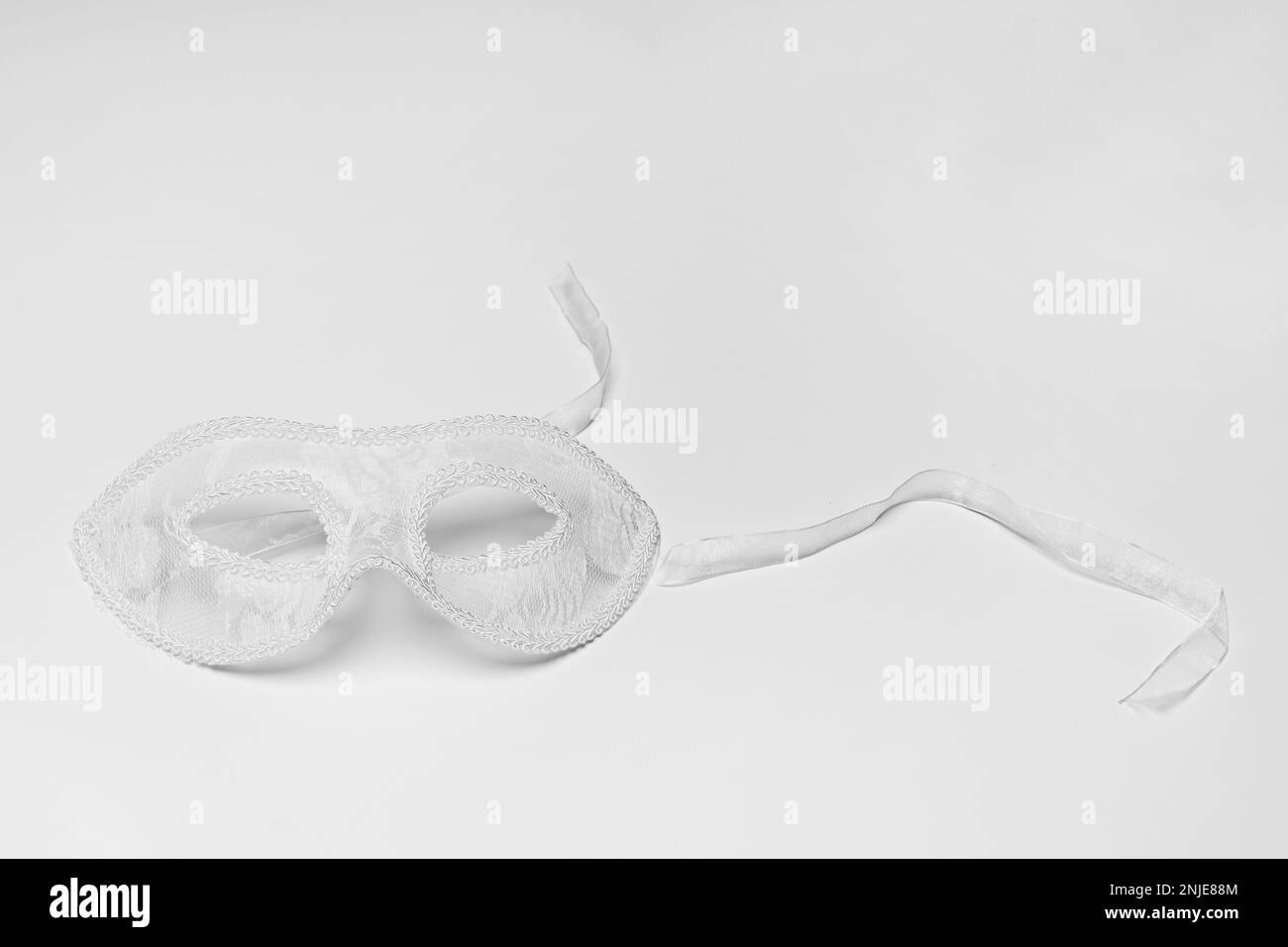 Masques de dentelle blanche sur une surface blanche Banque D'Images