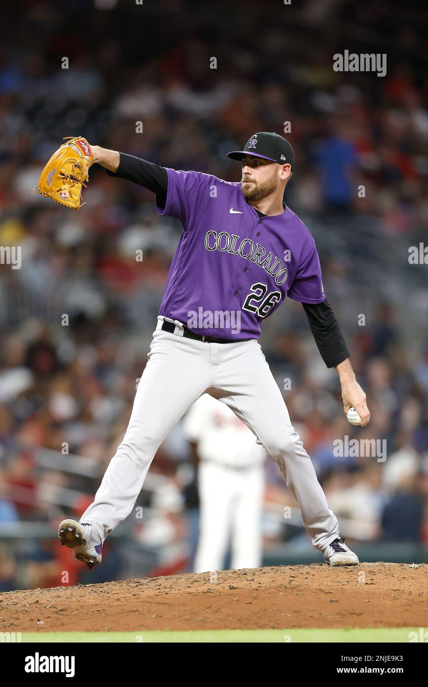 ATLANTA, GA - AUGUST 31: Colorado Rockies pitcher Austin Gomber (26) delivers a pitch during the Wednesday evening MLB game between the Atlanta Braves and the Colorado Rockies on August 31, 2022 at Truist Park in Atlanta, Georgia. (Photo by David J. Griffin/Icon Sportswire) (Icon Sportswire via AP Images) Banque D'Images