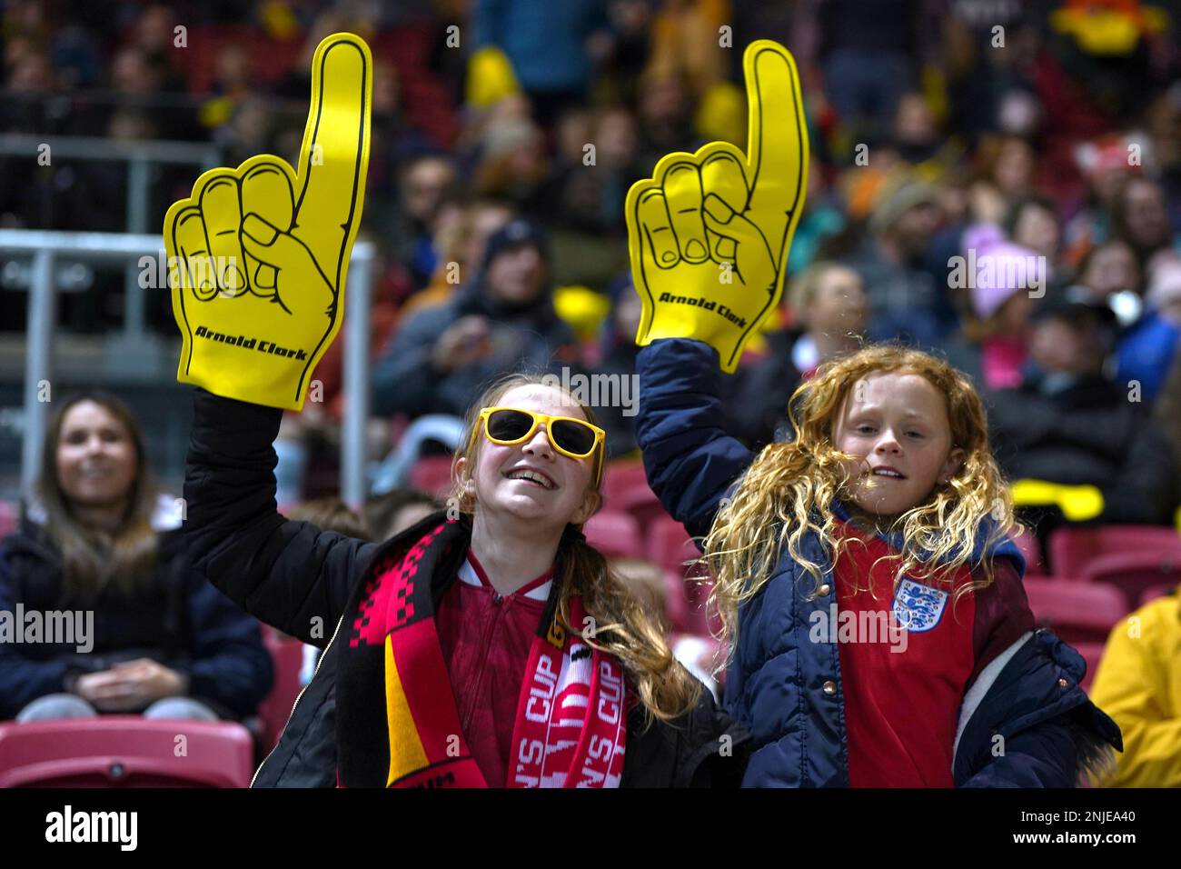 Les fans de l'Angleterre portent des mains en mousse de fantaisie surdimensionnées avant le match de la coupe Arnold Clark à Ashton Gate, Bristol. Date de la photo: Mercredi 22 février 2023. Banque D'Images