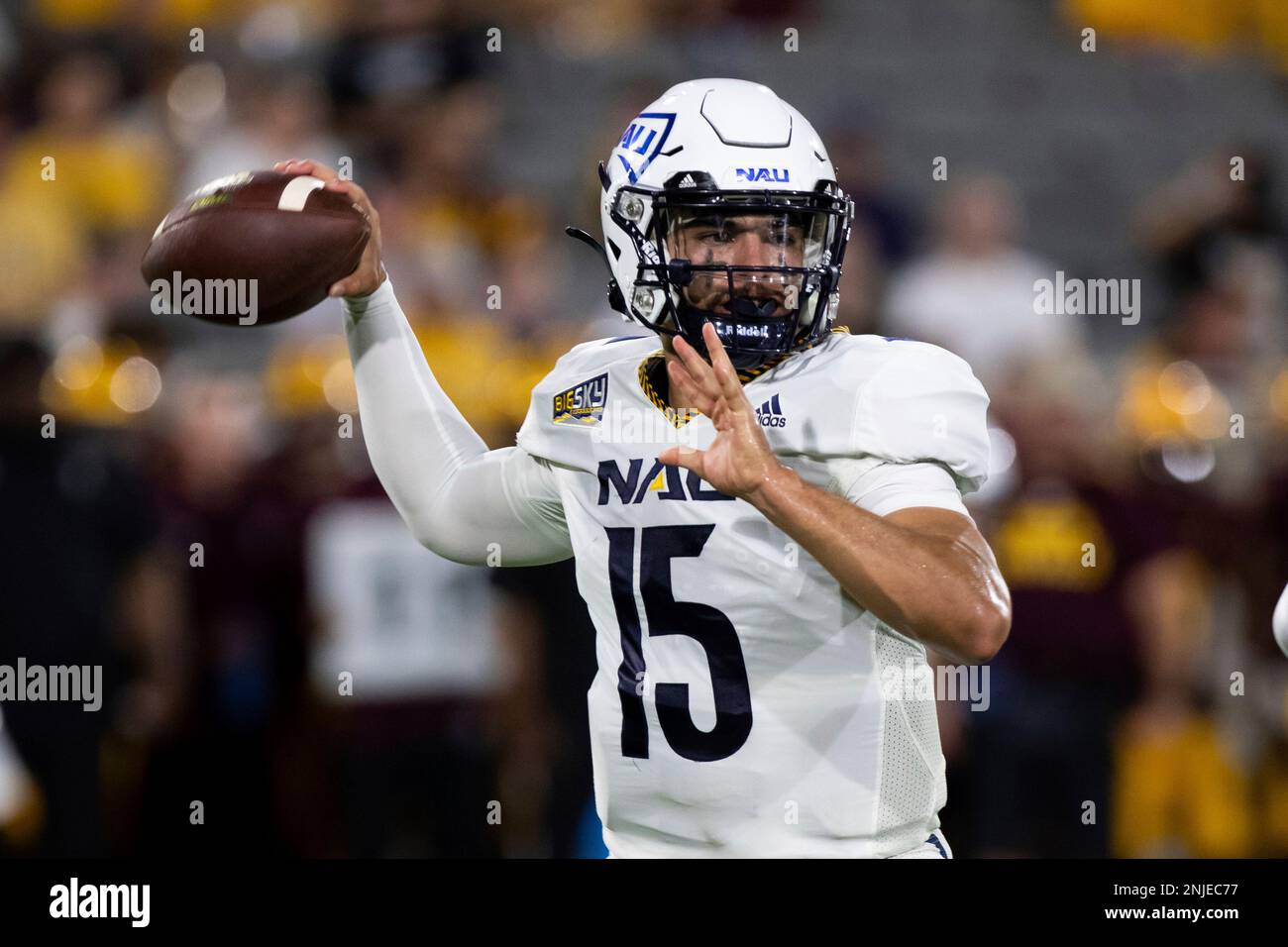 TEMPE, AZ - SEPTEMBER 01: Northern Arizona University Quarterback RJ Martinez (15) makes a pass during a College Football game between the Northern Arizona University Lumberjacks and the Arizona State Sun Devils on September1st, 2022, at Sun Devil Stadium in Tempe, AZ. (Photo by Zac BonDurant/Icon Sportswire) (Icon Sportswire via AP Images) Banque D'Images