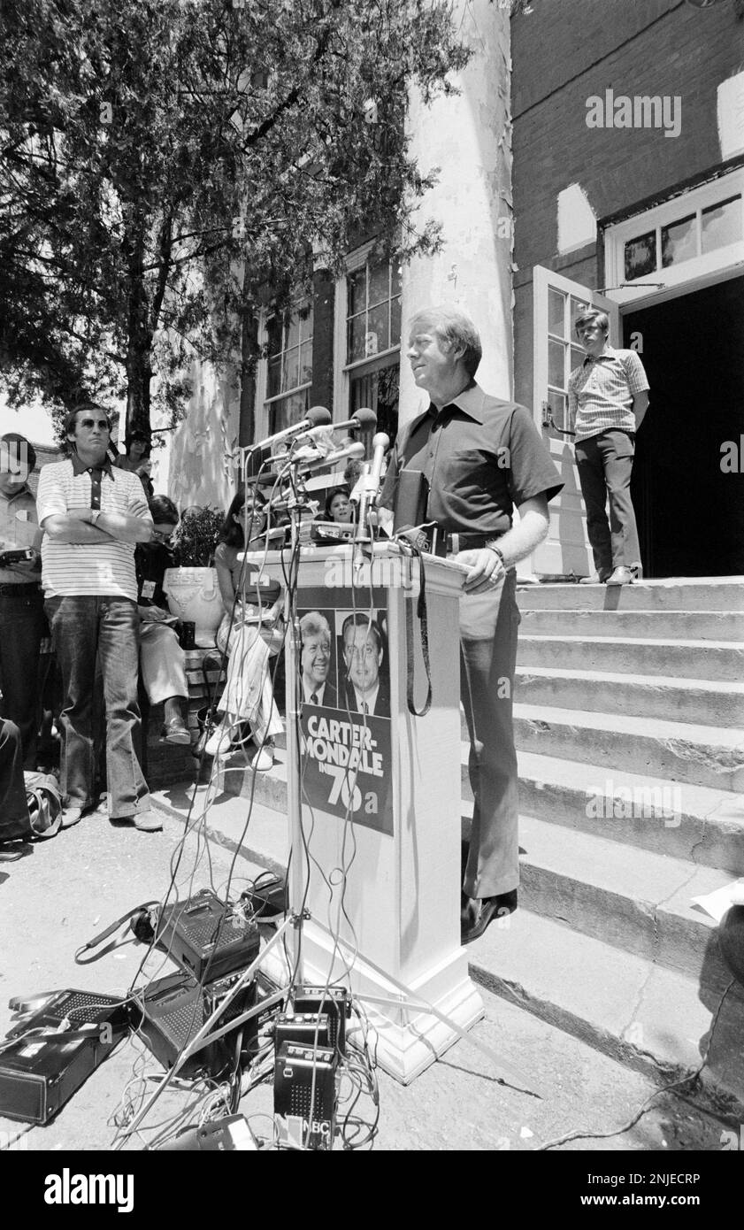 1976 le candidat démocrate à la présidence Jimmy carter parle à la presse des Steps of the Plains High School à Plains, en Géorgie. Carter a fréquenté l'école dans sa jeunesse. Banque D'Images