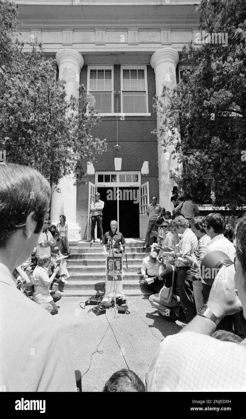 1976 le candidat démocrate à la présidence Jimmy carter parle à la presse des Steps of the Plains High School à Plains, en Géorgie. Carter a fréquenté l'école dans sa jeunesse. Banque D'Images