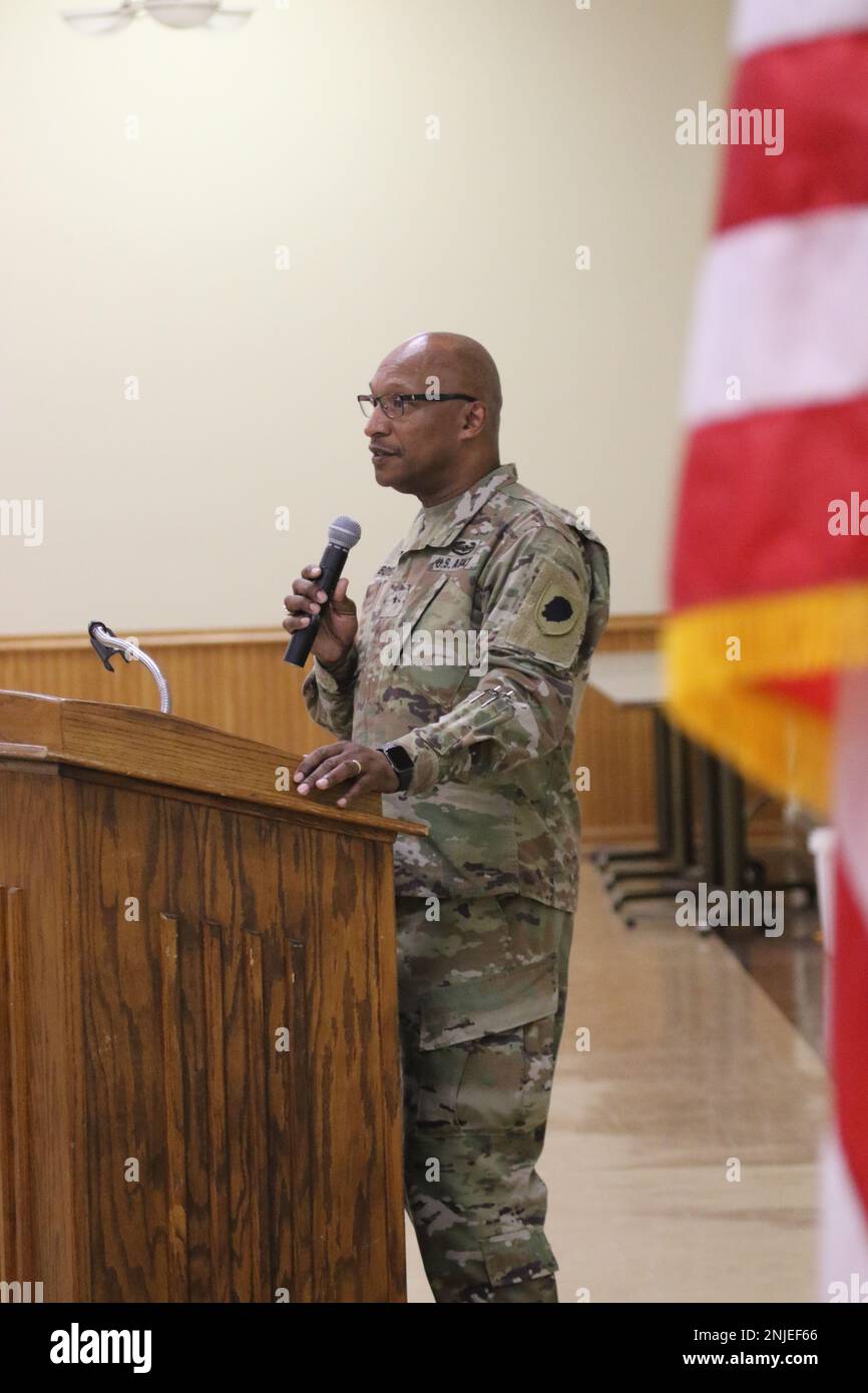 Une équipe de 5 soldats du bataillon 6th de la Garde nationale de l'armée de l'Illinois, 54th brigade d'assistance de la Force de sécurité, se déploiera aux États-Unis Zone de responsabilité du commandement Indo-Pacifique. L'équipe 6611 du conseiller en logistique fera équipe avec le SFAB 5th de la base conjointe Lewis-McChord, Washington, avant le déploiement. Brig. Le général Rodney Boyd, l'adjoint général adjoint - Armée de la Garde nationale de l'Illinois et commandant de la Garde nationale de l'Illinois, s'adressant à l'équipe et à leurs familles lors de la cérémonie de mobilisation de l'équipe le 7 août sur l'Arsenal de Rock Island, dans l'Illinois. Banque D'Images