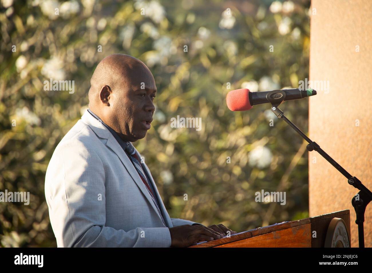 Anthony Veke, ministre de la police des Îles Salomon, fait des remarques à l'occasion de l'anniversaire de la bataille de Guadalcanal au Mémorial américain de Guadalcanal, dans les Îles Salomon, le 7 août 2022. La cérémonie a commémoré le 80th anniversaire de la bataille et a servi à honorer les morts et à renforcer les relations des États-Unis avec les îles Salomon et d'autres alliés et partenaires du Pacifique. La bataille historique a été nommée opération Watchtower et a été la première offensive et victoire décisive pour les forces alliées dans le théâtre du Pacifique. Banque D'Images