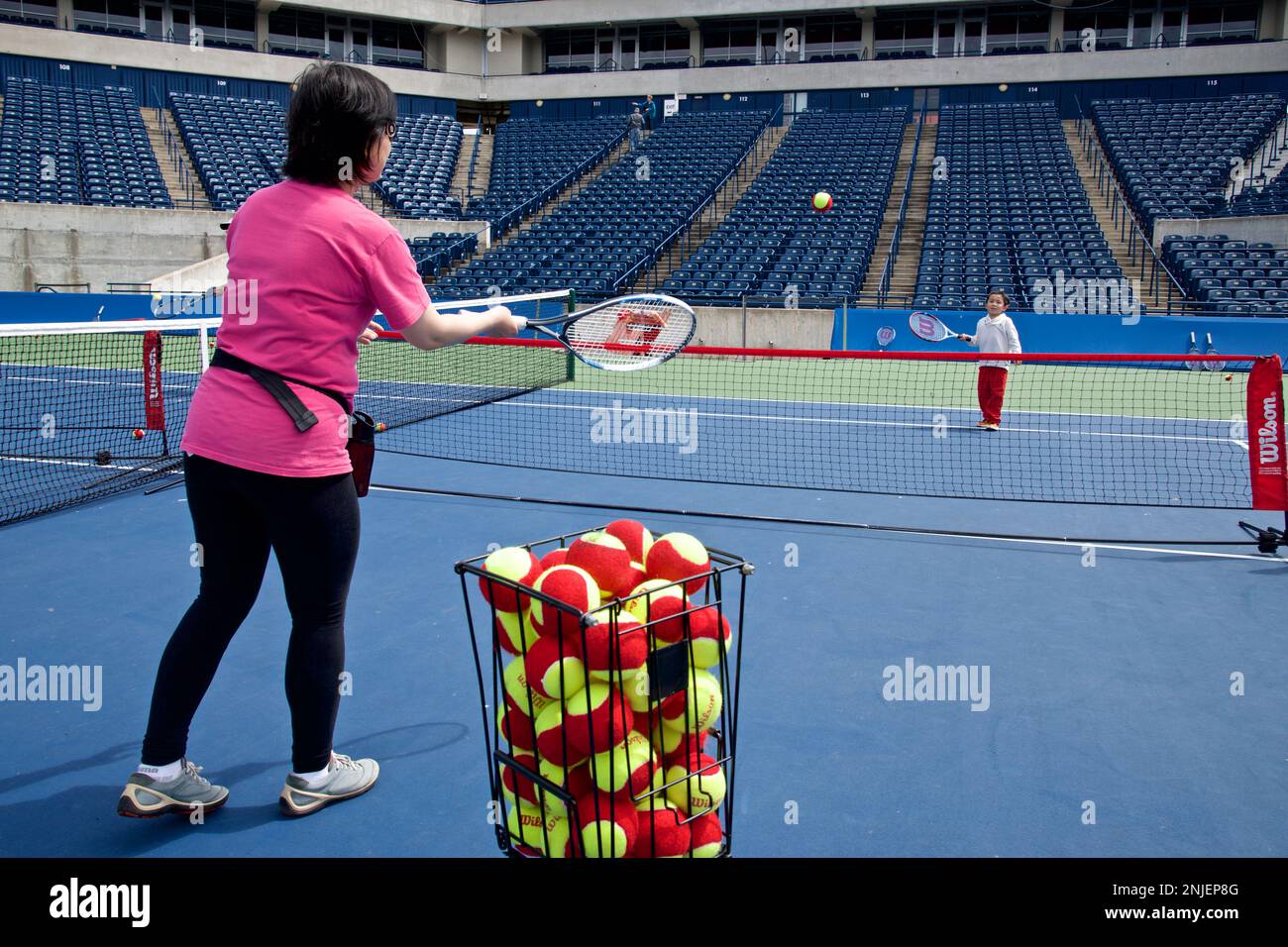 Toronto, Ontario / Canada - 28 mai 2017: Mère et fille jouant au tennis sur le court de tennis intérieur Banque D'Images