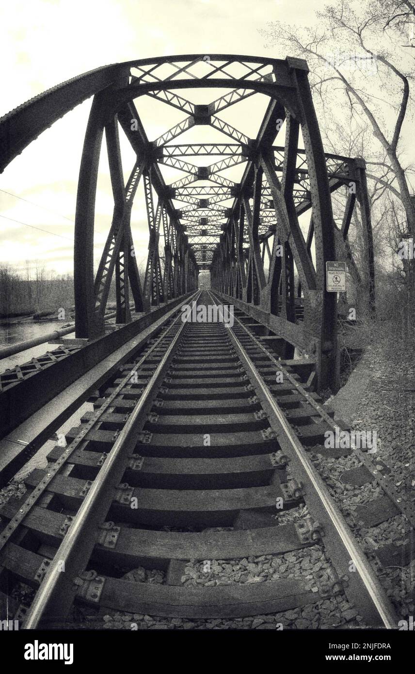 Pont de chemin de fer d'époque en rouille abandonnée Banque D'Images