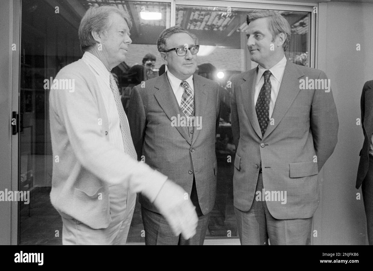 Le président élu, Jimmy carter, et le vice-président élu, Walter Mondale, ont accueilli le secrétaire d'État américain, Henry Kissinger, au domicile de carter à Plains, en Géorgie, pour un exposé sur la politique étrangère. Banque D'Images