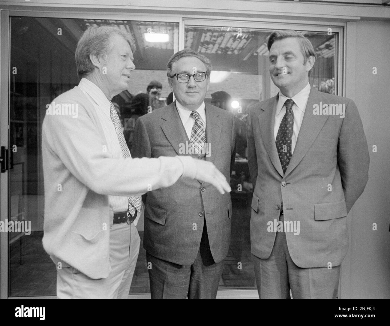 Le président élu, Jimmy carter, et le vice-président élu, Walter Mondale, ont accueilli le secrétaire d'État américain, Henry Kissinger, au domicile de carter à Plains, en Géorgie, pour un exposé sur la politique étrangère. Banque D'Images