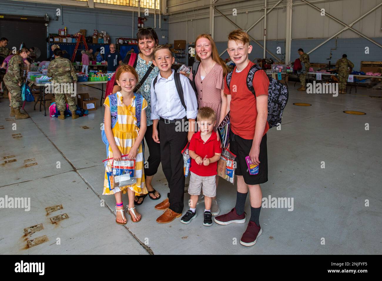 Annie, épouse et famille d'un membre de l'escadre d'attaque 111th après avoir reçu des fournitures scolaires lors de l'événement Brigade de sac à dos de la rentrée scolaire dimanche, 7 août 2022 à la base de la Garde nationale de Biddle Air. L'événement a fourni des dons locaux de fournitures scolaires aux familles militaires et a été organisé par les amis du Groupe de préparation familiale et de l'opération Homefront. ÉTATS-UNIS Photo de la Garde nationale aérienne par le sergent d'état-major Ross Alexander Whitley / 111th, aile d'attaque) Banque D'Images