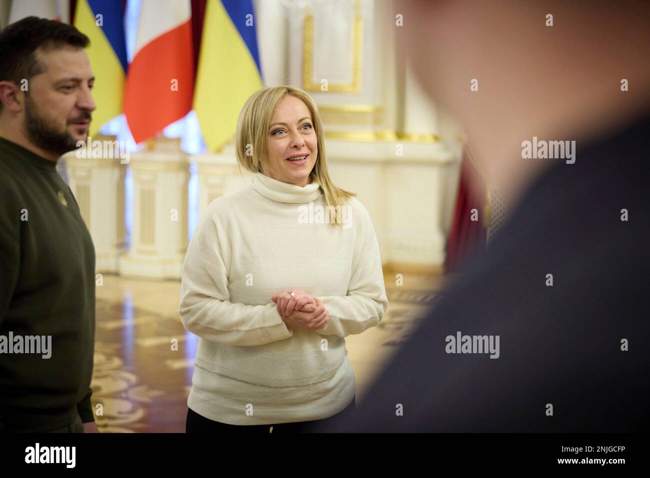 Kiev, Ukraine. 21st févr. 2023. Le Président ukrainien Volodymyr Zelenskyy, LET, présente le Premier ministre italien Giorgia Meloni, à droite, à sa délégation, à son arrivée au Palais Mariinsky, 21 février 2023 à Kiev, Ukraine. Crédit: Pool photo/Bureau de presse présidentiel ukrainien/Alamy Live News Banque D'Images