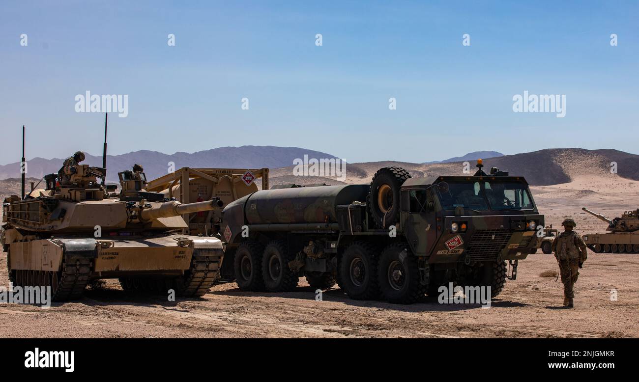 Un convoi d'approvisionnement réapprovisionne un char affecté au bataillon 1st, au 63rd Armour Regiment, à l'équipe de combat de la brigade blindée 2nd, à la 1st Infantry Division au Centre national d'entraînement de fort Irwin, Californie, 7 août 2022. Banque D'Images Un convoi d'approvisionnement réapprovisionne un char affecté au bataillon 1st, au 63rd Armour Regiment, à l'équipe de combat de la brigade blindée 2nd, à la 1st Infantry Division au Centre national d'entraînement de fort Irwin, Californie, 7 août 2022. Banque D'Images