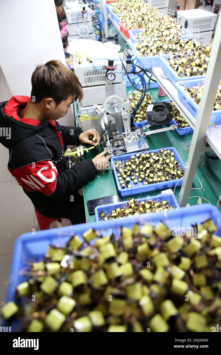 CHONGQING, CHINE - 20 FÉVRIER 2023 - Un villageois fabrique des composants électroniques dans un atelier à Chongqing, en Chine, au 20 février 2023. En attirant l'inve Banque D'Images