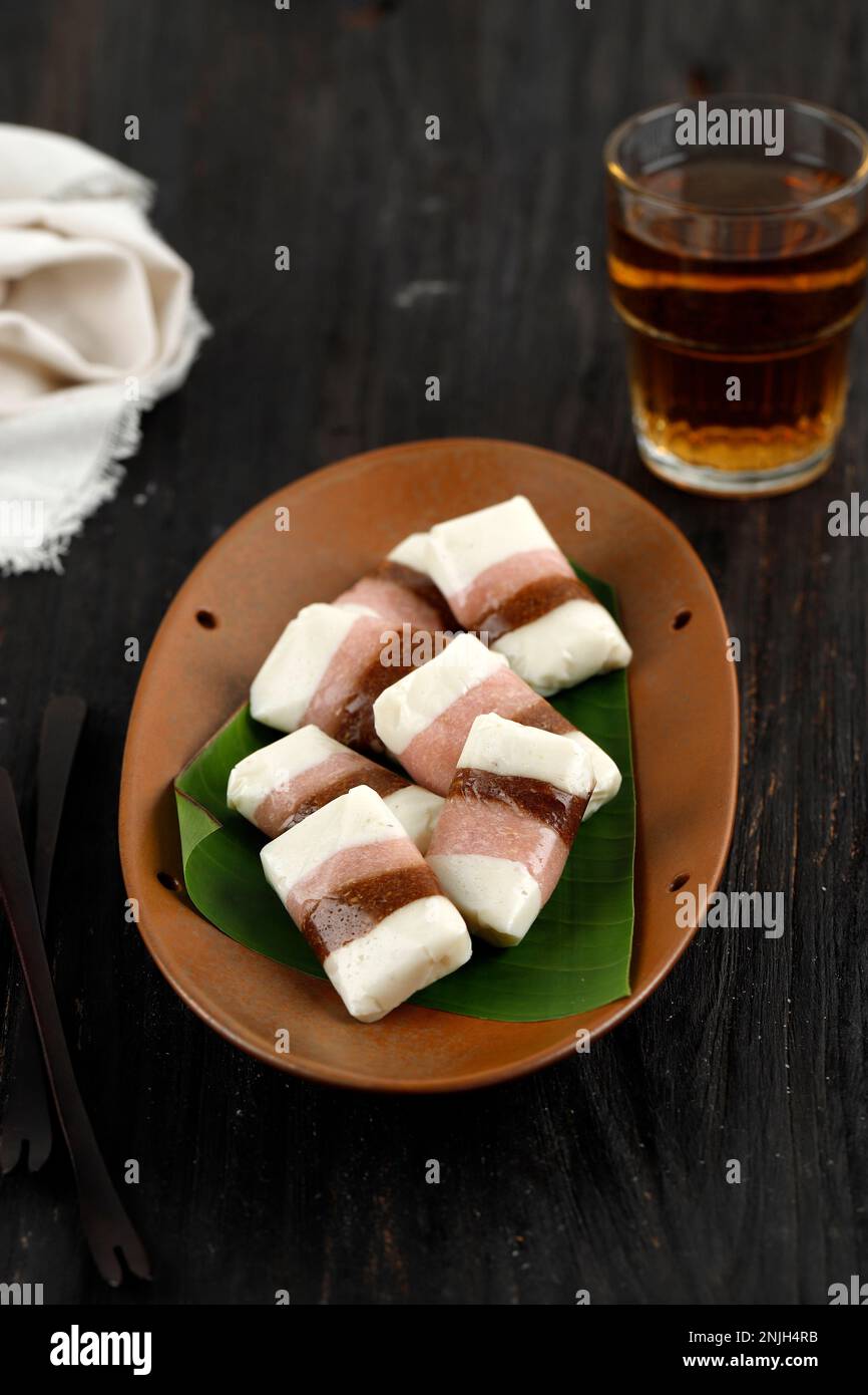 Getuk Tigna Warna ou Getuk Trio, en-cas javanais traditionnel sucré de Magelang. Un mélange de manioc et de noix de coco, sur une table en bois Banque D'Images