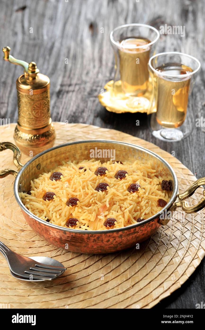 Kashmiri Sweet Modur Pulao fait de riz cuit avec du sucre, du safran d'eau et des fruits secs, servi avec du thé Banque D'Images