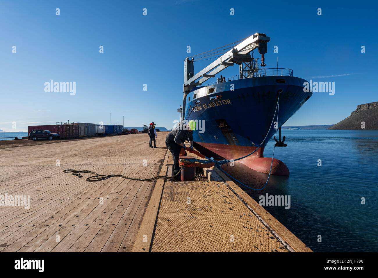 BASE AÉRIENNE DE THULE, Groenland – le cargo, Ocean Gladiator, part du port de la base aérienne de Thule, Groenland, après avoir livré avec succès du fret dans le cadre de la mission annuelle de réapprovisionnement, opération Pacer Goose, 8 août 2022. Depuis 1952, Pacer Goose a livré des fournitures et du matériel essentiels à la base chaque été. Situé à 750 milles au nord du cercle arctique, Thule AB abrite le port d'eau profonde le plus au nord du monde et dépend des approvisionnements livrés pendant l'opération pour survivre à la longue et dure saison d'hiver. Banque D'Images