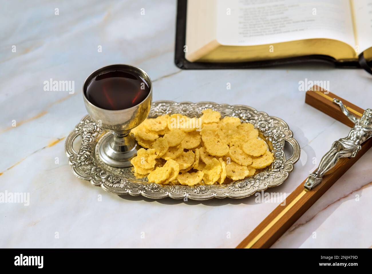 Communion chrétienne Sainte avec le pain sans levain, symboles de vin