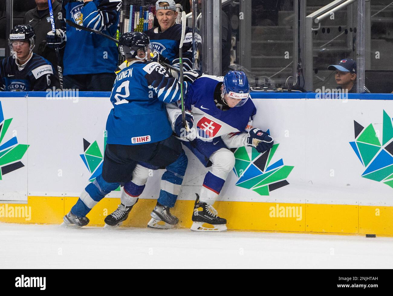 Finland's Roni Hirvonen (22) checks Slovakia's Matej Kaslik (11) during third-period IIHF world junior hockey championship game action in Edmonton, Alberta, Sunday, Aug. 14, 2022. (Jason Franson/The Canadian Press via AP) Banque D'Images