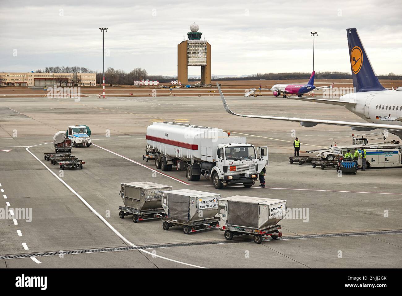 Camions à réservoir de carburant à un aéroport avec carburant à réaction Banque D'Images
