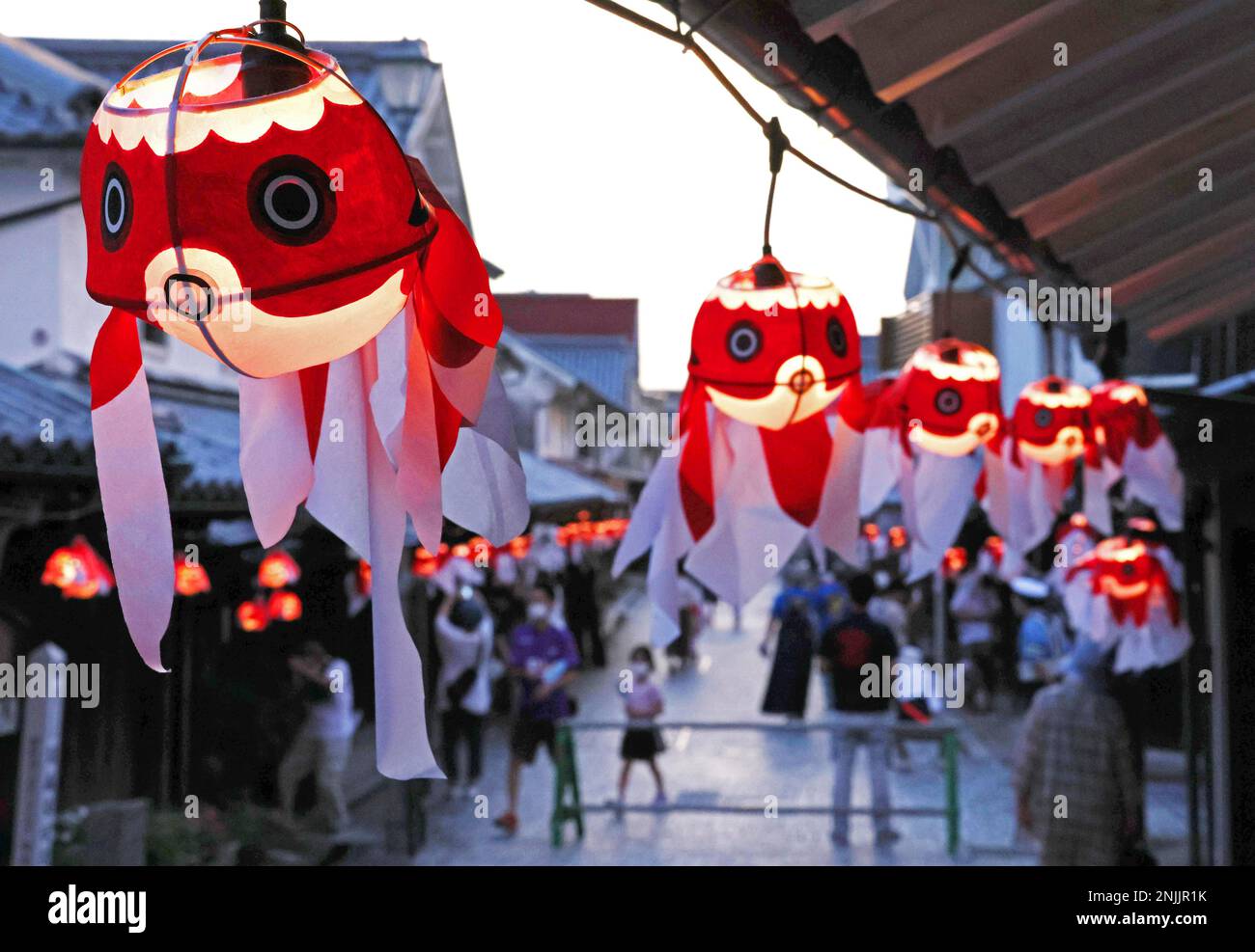Goldfish lanterns swim in the air during the Yanai Goldfish Lantern Festival in Yamaguchi Prefecture on Aug. 6, 2022. About 4,000 goldfish lanterns are lit up on the street and cute goldfish lanterns are paraded through the city. ( The Yomiuri Shimbun via AP Images ) Banque D'Images