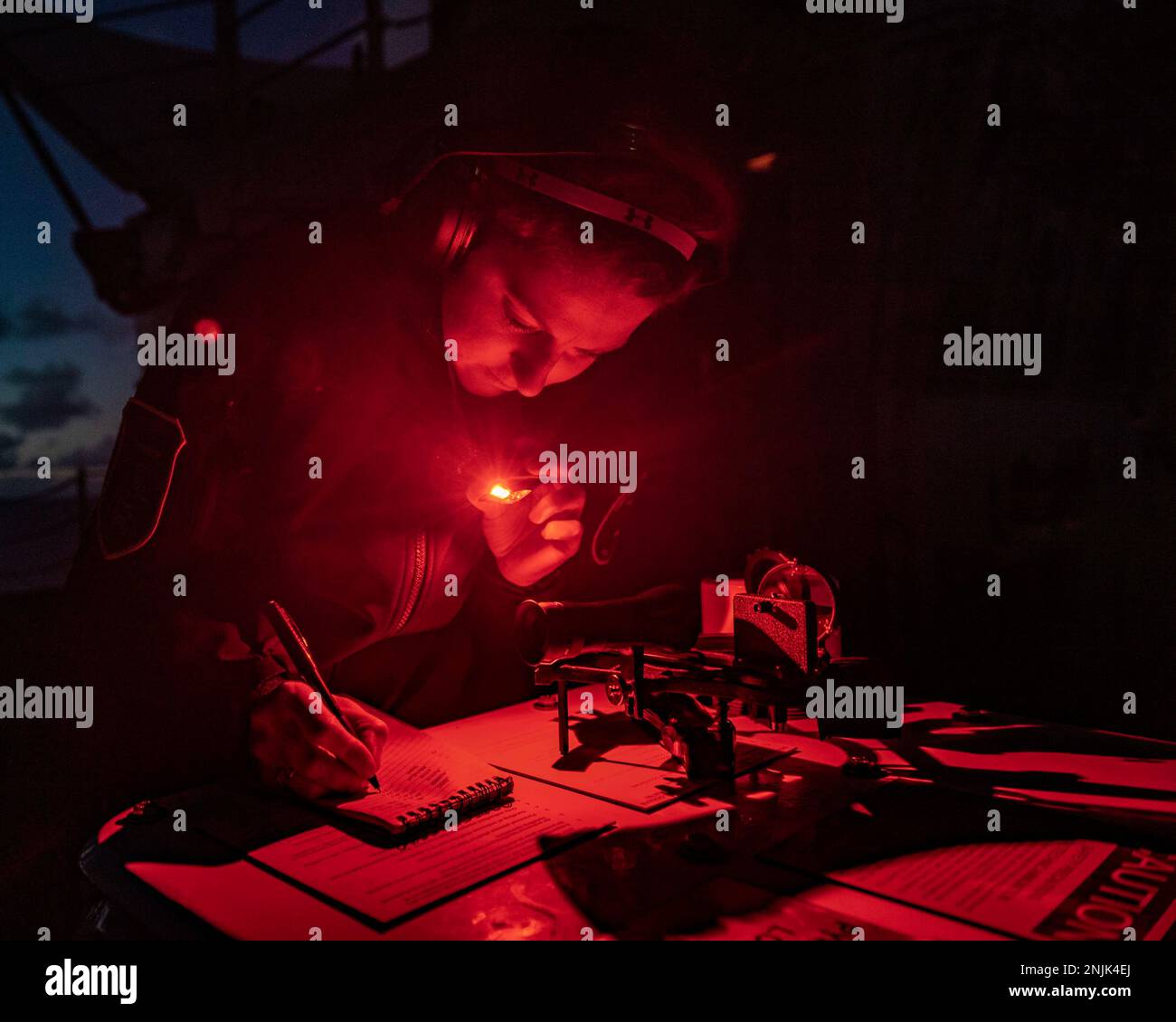 OCÉAN PACIFIQUE (7 août 2022) Lt. Cmdr. Caroline Stanton, originaire de Dowagiac, Michigan, effectue une navigation céleste à bord du navire d'assaut amphibie de classe Wasp USS Essex (LHD 2), le 7 août 2022. Essex mène actuellement des opérations de routine dans la flotte américaine 3rd. Banque D'Images