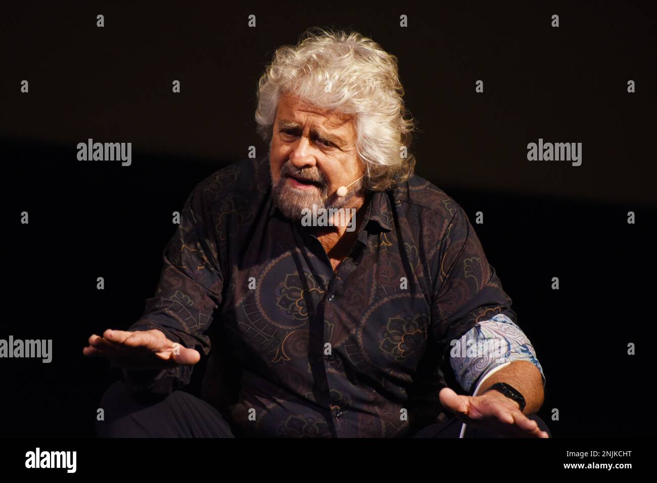 Naples, Italie. 18th févr. 2023. (2/18/2023) Beppe Grillo, blogueur politique et chef du mouvement des cinq étoiles, sur la scène du Teatro Diana de Naples lors de la représentation de son œuvre théâtrale ' IO sono il peggiore'. (Photo de Pasquale Gargano/Pacific Press/Sipa USA) crédit: SIPA USA/Alay Live News Banque D'Images