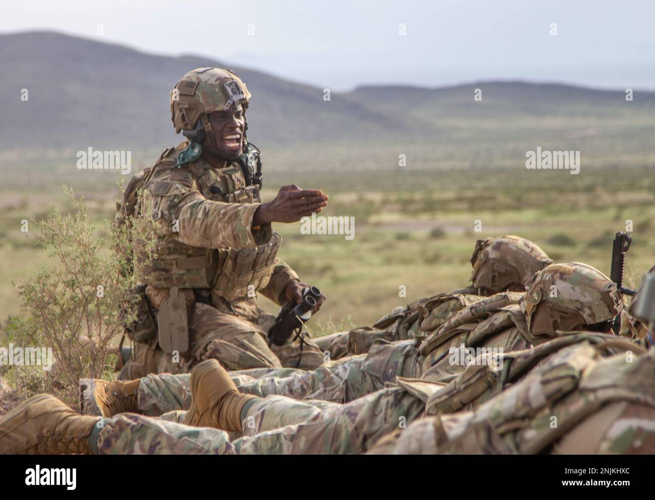 ÉTATS-UNIS Le sergent d'état-major de l'armée Steve Burton, un chef d'équipe affecté à la Compagnie Alpha, 1st Bataillon, 69th Infantry Regiment, Garde nationale de l'armée de New York, relaie les ordres à son équipe lors d'un exercice d'entraînement en direct à fort Bliss, au Texas, août 8. Actuellement, l'unité mène une formation à la mobilisation pour un déploiement à l'étranger dans la Corne de l'Afrique plus tard cet été. Banque D'Images