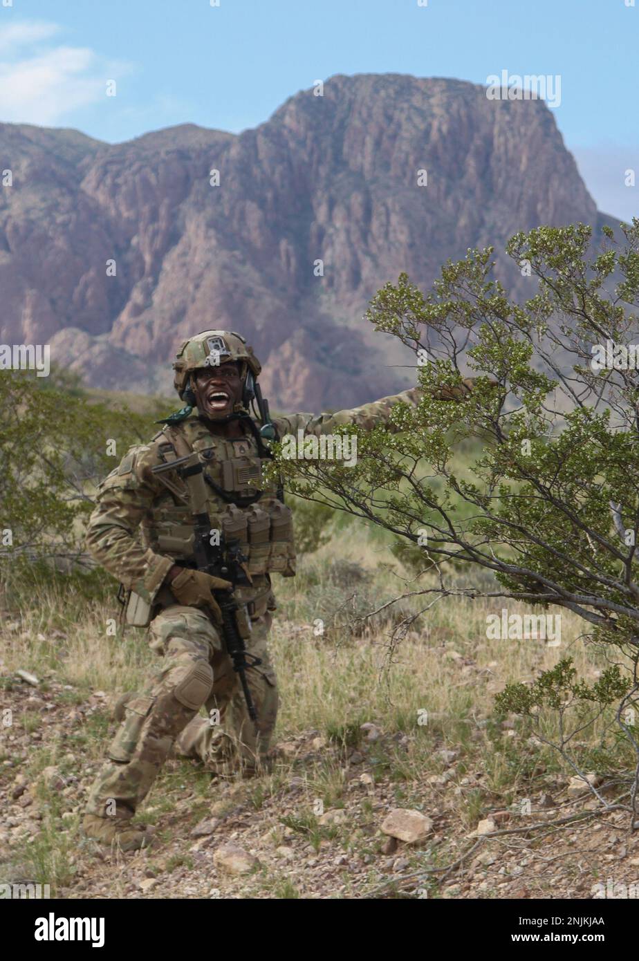 ÉTATS-UNIS Le sergent d'état-major de l'armée Steve Burton, un chef d'équipe affecté à la Compagnie Alpha, 1st Bataillon, 69th Infantry Regiment, Garde nationale de l'armée de New York, relaie les commandes à son équipe lors d'un exercice d'entraînement en direct à fort Bliss, au Texas, août 8. Actuellement, l'unité mène une formation à la mobilisation pour un déploiement à l'étranger dans la Corne de l'Afrique plus tard cet été. Banque D'Images