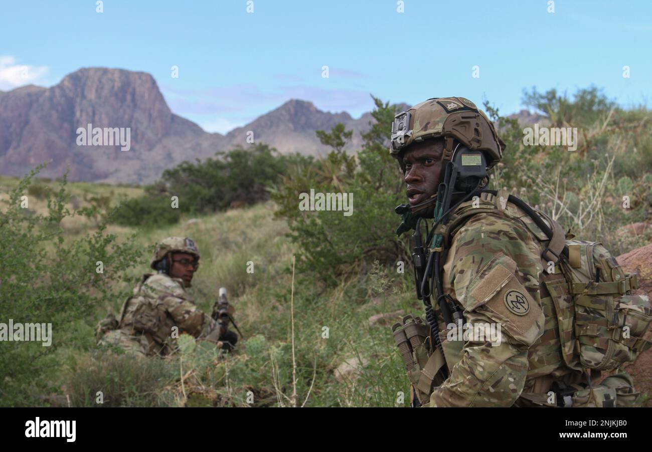 ÉTATS-UNIS Le Sgt Steve Burton et le SPC Murwan Kamil, deux fantassins affectés à la Compagnie Alpha, 1st Bataillon, 69th Infantry Regiment, Garde nationale de l'Armée de New York, participent à un exercice d'entraînement en direct à fort Bliss, au Texas, le 8 août. Actuellement, l'unité mène une formation à la mobilisation pour un déploiement à l'étranger dans la Corne de l'Afrique plus tard cet été. Banque D'Images