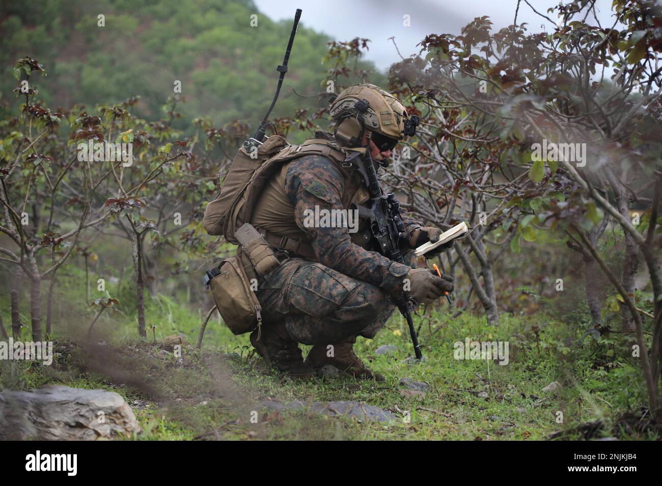 Timor-Leste (13 février 2023) – États-Unis Le Sgt. Steward Bach, contrôleur d'attaque de terminal conjoint affecté à l'équipe de débarquement du Bataillon 2/4, 13th Marine Expeditionary Unit, communique avec les pilotes affectés à l'escadron de Tiltrotor moyen marin (VMM) 362 (rein.), 13th MEU, Lors d'une attaque aérienne au cours de la coopération, préparation et entraînement/exercice marin Timor-Leste 2023 au Timor-Leste, février 13. CARAT/MAREX Timor-Leste est un exercice bilatéral entre le Timor-Leste et les États-Unis visant à promouvoir la coopération régionale en matière de sécurité, à maintenir et à renforcer les partenariats maritimes, et Banque D'Images