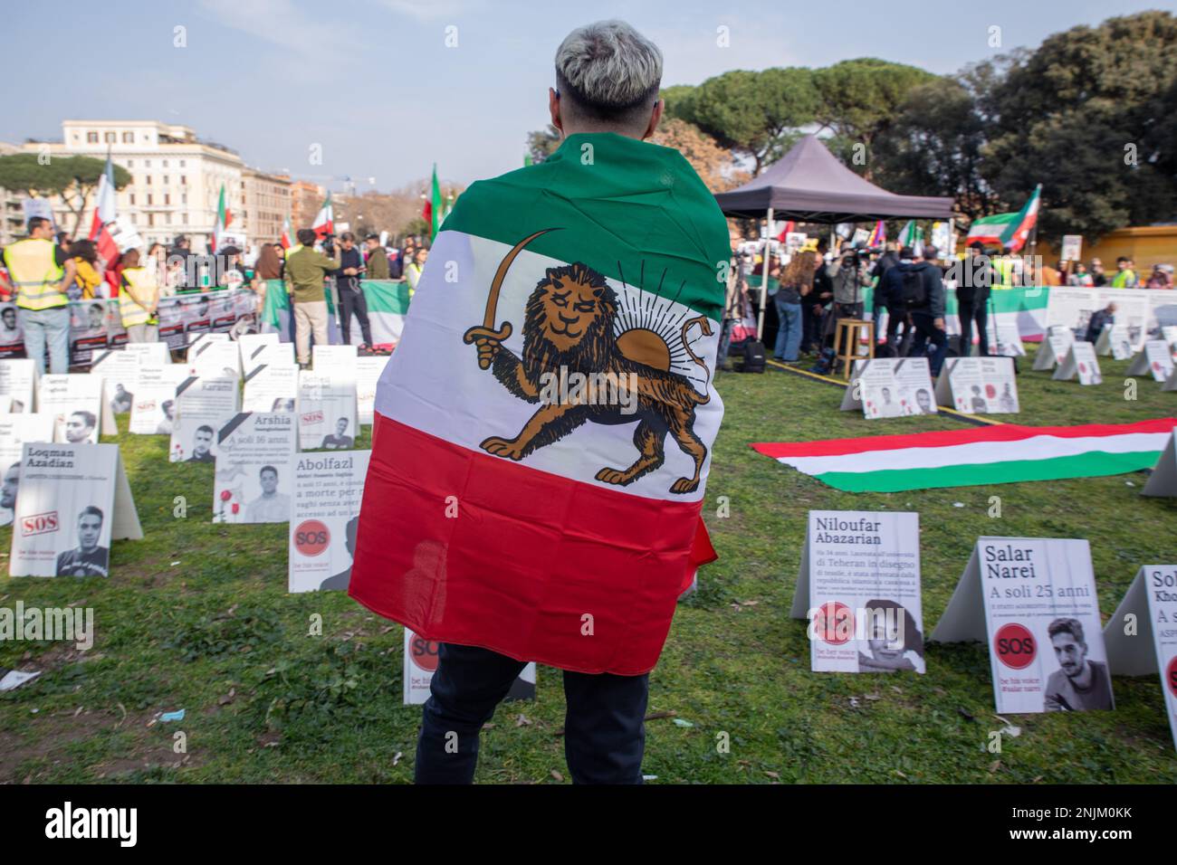 Rome, Italie. 22nd févr. 2023. Une manifestation sur la Piazza San Giovanni a été organisée par une communauté iranienne de Rome pour protester contre les meurtres commis par l'armée iranienne. (Credit image: © Matteo Nardone/Pacific Press via ZUMA Press Wire) USAGE ÉDITORIAL SEULEMENT! Non destiné À un usage commercial ! Banque D'Images