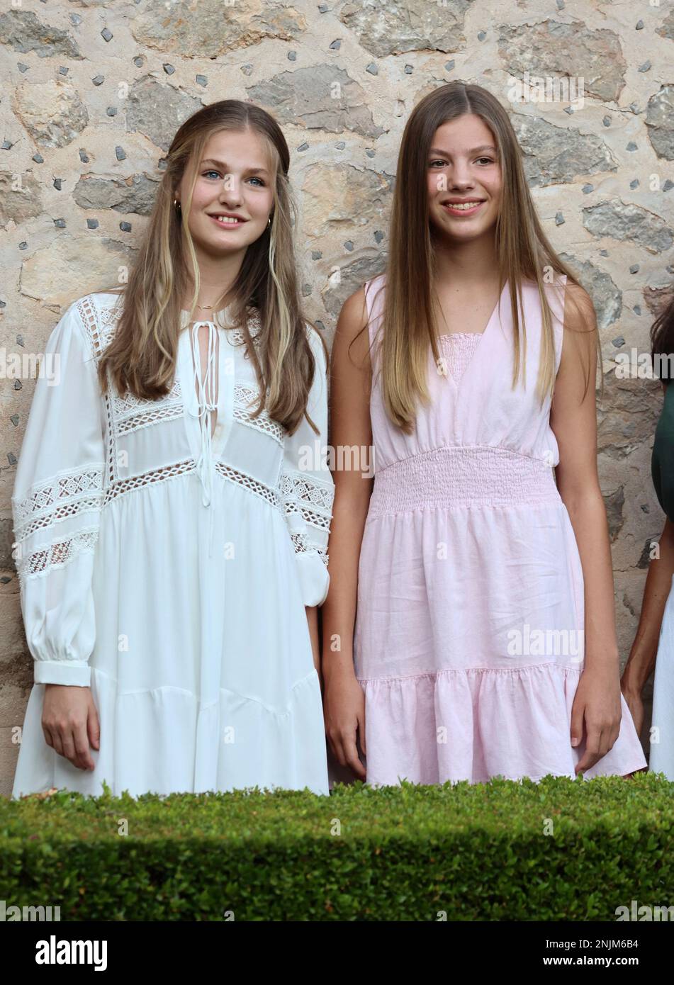 Princess Leonor and Infanta Sofia during their visit to the Valldemossa Charterhouse where they inaugurate their family summer vacations, on August 1, 2022, in Valldemossa (Balearic Islands, Spain) . VACATIONS;TOURISM;ROYAL HOUSE;ROYAL FAMILY Raúl Terrel / Europa Press 08/01/2022 (Europa Press via AP) Banque D'Images