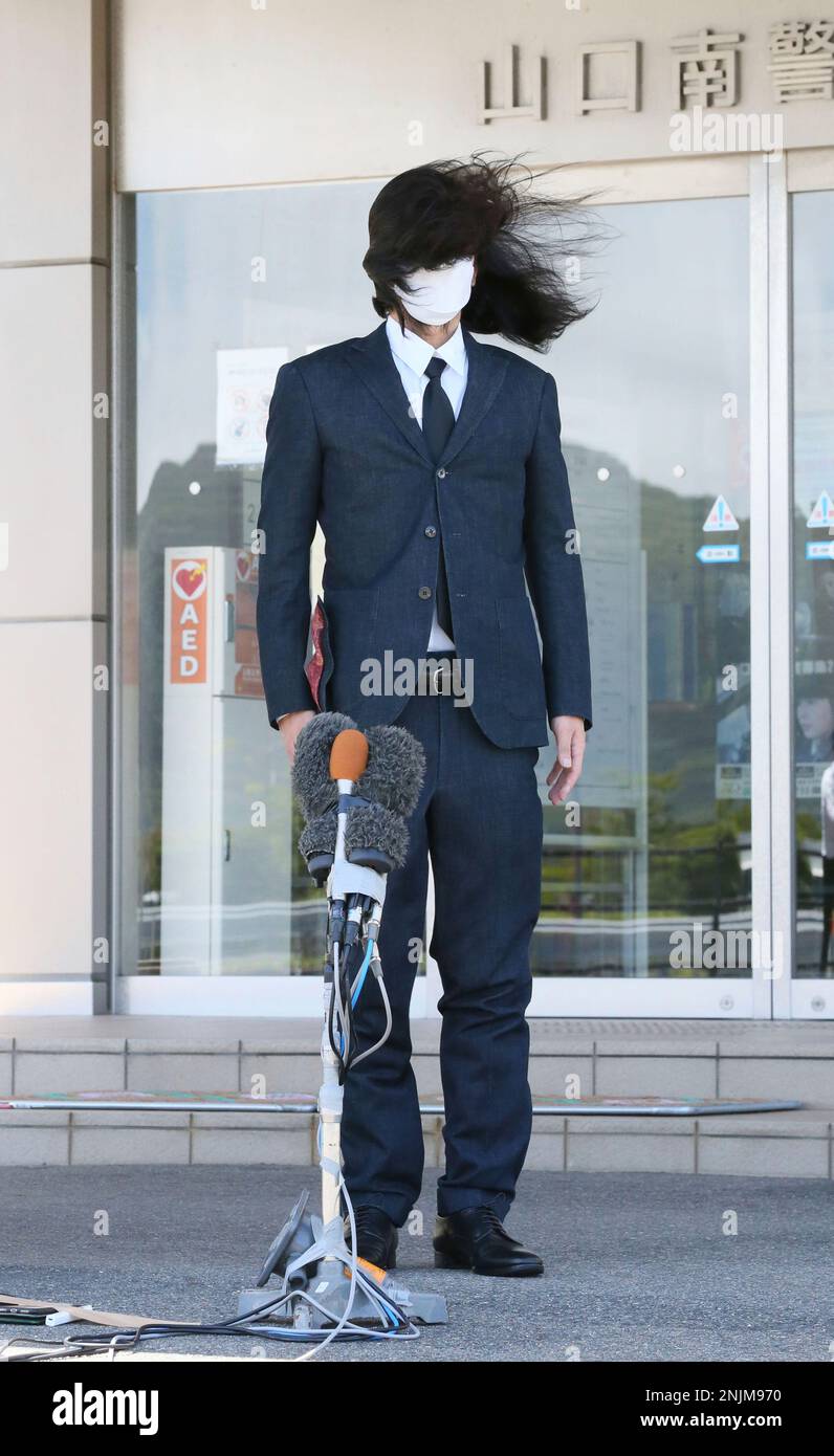 A defendant Sho Taguchi is freed on bail at a police station in Yamaguchi City, Yamaguchi Prefecture on August 1, 2022. The Abu Town government office mistakenly transferred the money as benefits of 46.3 million yen (about $323,000) to the 24-year-old resident living in the town. Taguchi was arrested on suspicion of a kind of fraud, but most of the money was returned.( The Yomiuri Shimbun via AP Images ) Banque D'Images