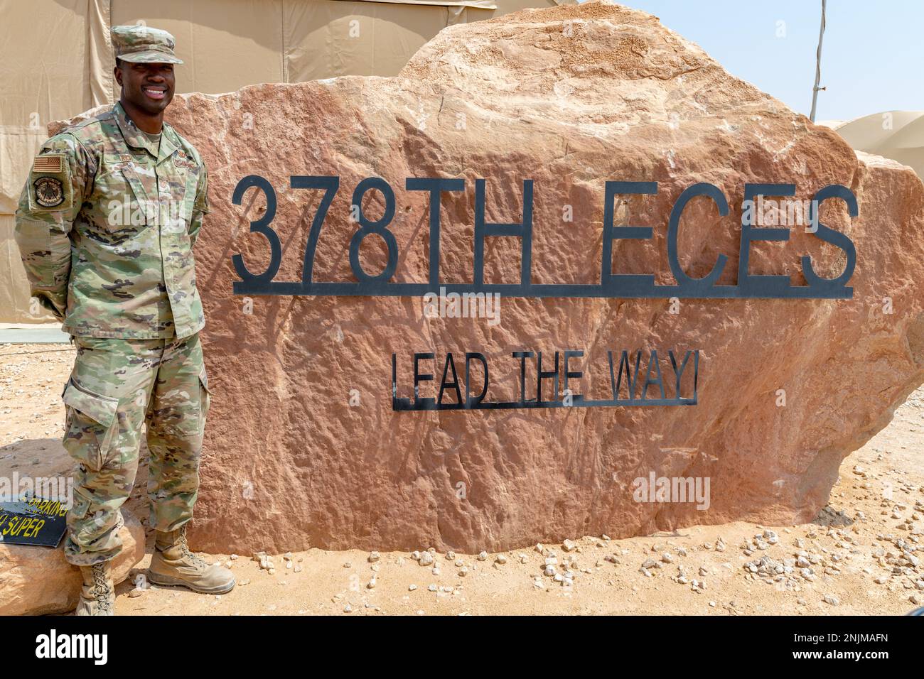 ÉTATS-UNIS Tech. De la Force aérienne Le Sgt Lawton Rich, artisan du chauffage, de la ventilation et de la climatisation au sein de l'escadron 378th de l'Ingénieur civil expéditionnaire, pose avec le rocher ECES 378th à la base aérienne de Prince Sultan, Royaume d'Arabie saoudite, le 9 août 2022. Rich a remporté le prix des héros méconnus du mois de juillet, remis par la SAEA Top 3 Association, qui reconnaît les leaders en vue dans les rangs de E5 et E6 qui illustrent les valeurs fondamentales de leur service, inspirent les autres et contribuent à l'amélioration du service à la clientèle et de la mission globale. Banque D'Images