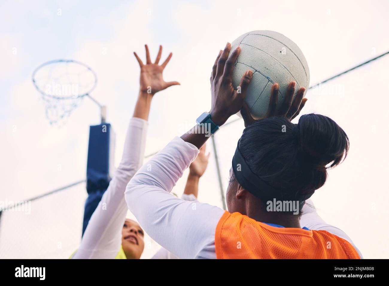 Netball, tir à but et forme physique d'un groupe d'athlète de fille sur un terrain de sport en plein air. But, sport jeu et match défi d'une personne noire avec un Banque D'Images