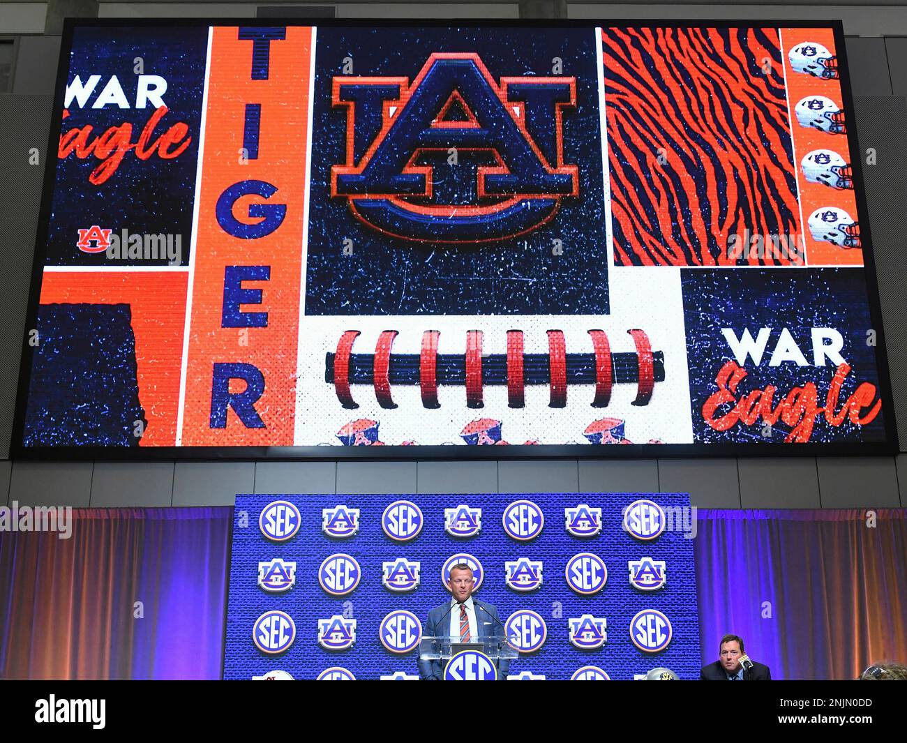 ATLANTA, GA - JULY 21: Auburn Tigers Head Coach Brian Harsin addresses the media during the SEC Football Kickoff Media Days on July 21, 2022, at the College Football Hall of Fame in Atlanta, GA.(Photo by Jeffrey Vest/Icon Sportswire) (Icon Sportswire via AP Images) Banque D'Images