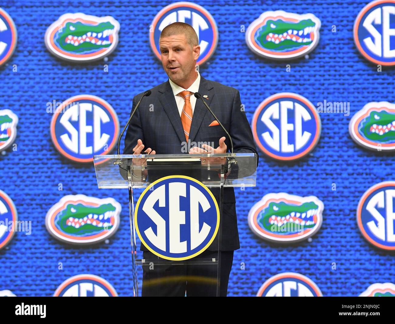 ATLANTA, GA - JULY 20: Florida Gators Head Coach Billy Napier addresses the media during the SEC Football Kickoff Media Days on July 20, 2022, at the College Football Hall of Fame in Atlanta, GA.(Photo by Jeffrey Vest/Icon Sportswire) (Icon Sportswire via AP Images) Banque D'Images