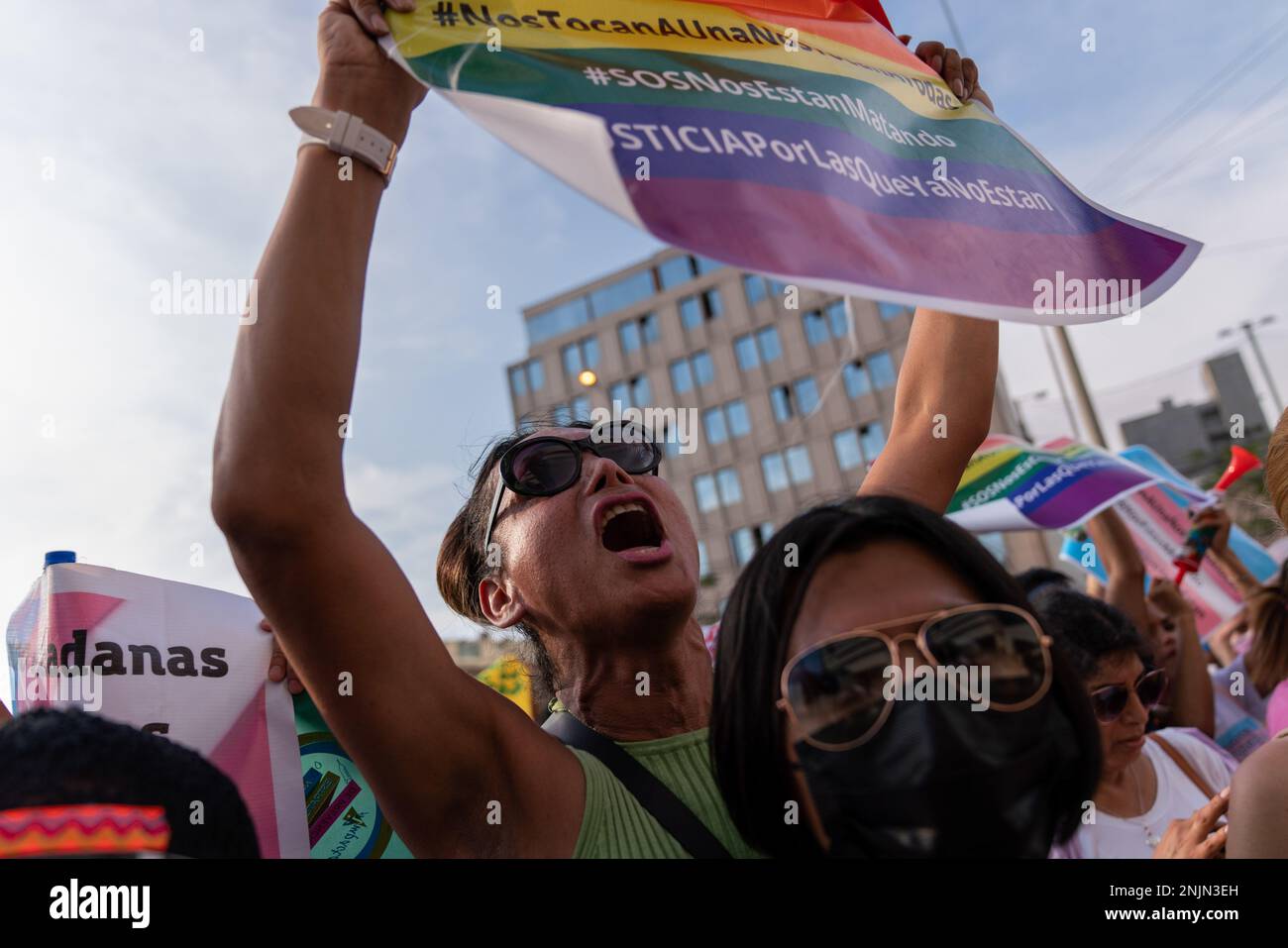 Lima, Pérou. 23rd févr. 2023. Un manifestant scanne des slogans tout en tenant un écriteau à l'extérieur du service d'enquête criminelle (DININCRI) pendant la manifestation. Alors que le pays traverse une crise sociale, les attaques transphobes ne cessent pas. À ce jour, au moins sept femmes trans ont été assassinées au Pérou. Les organisations et les collectifs ont appelé à une marche à Lima et dans plusieurs régions afin d'exiger la rapidité des enquêtes et la justice pour les victimes. Crédit : SOPA Images Limited/Alamy Live News Banque D'Images