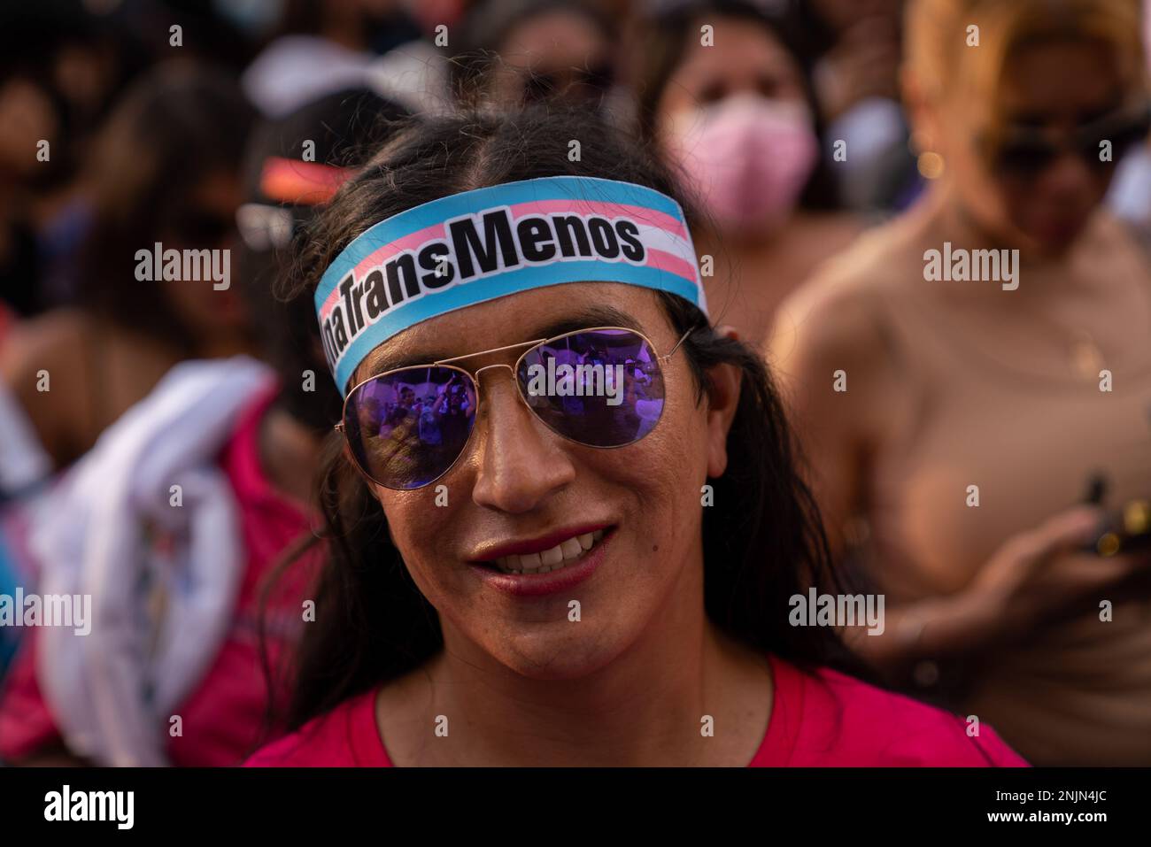 Lima, Pérou. 23rd févr. 2023. Un manifestant porte un bandeau qui indique « pas un seul trans sans » pendant la démonstration. Alors que le pays traverse une crise sociale, les attaques transphobes ne cessent pas. À ce jour, au moins sept femmes trans ont été assassinées au Pérou. Les organisations et les collectifs ont appelé à une marche à Lima et dans plusieurs régions afin d'exiger la rapidité des enquêtes et la justice pour les victimes. (Photo de Guillermo Gutierrez Carrascal/SOPA Images/Sipa USA) crédit: SIPA USA/Alay Live News Banque D'Images