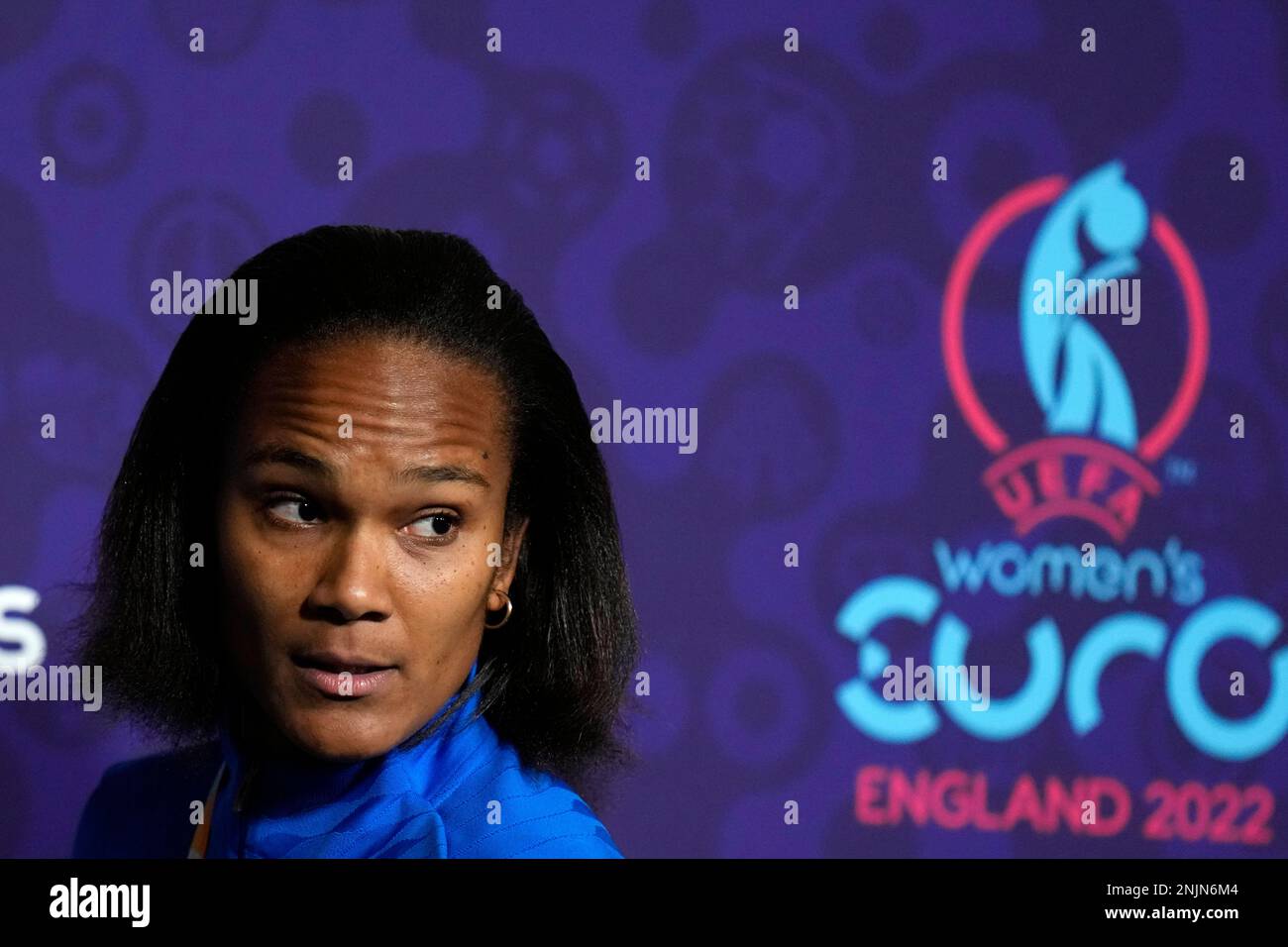 France's Wendie Renard leaves a press conference ahead of the Women Euro 2022 semi final soccer match between Germany and France, at MK stadium in Milton Keynes, England, Tuesday, July 26, 2022. (AP Photo/Alessandra Tarantino) Banque D'Images